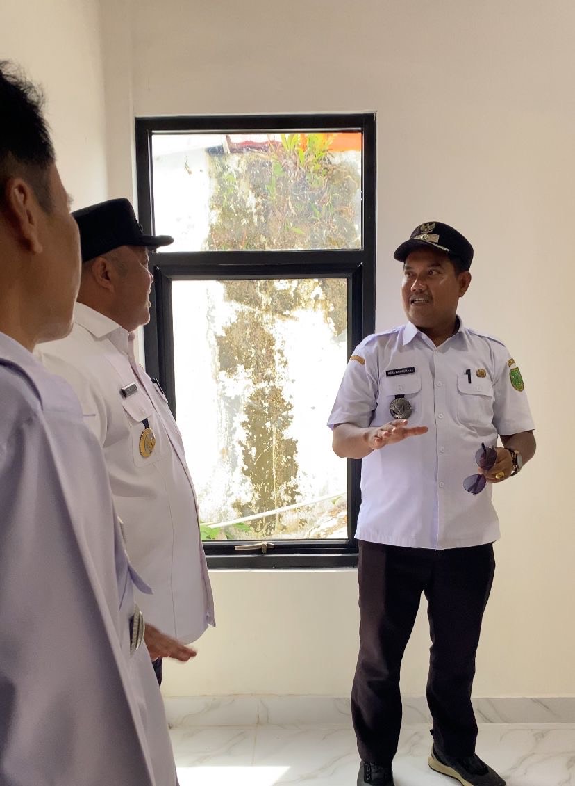 APRESIASI: Wakil Bupati Berau Gamalis saat meninjau pembangunan gedung layanan terpadu di Kampung Pulau Derawan. (IZZA/BP)