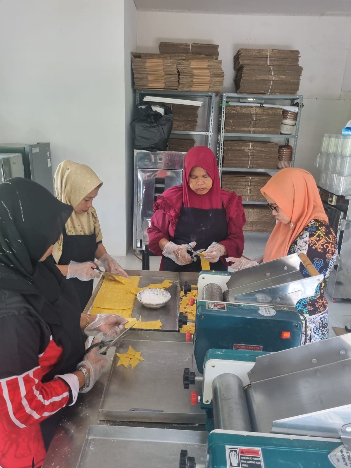 PELATIHAN: Pelaku usaha di Kecamatan Talisayan saat mendapat pelatihan pengolahan jagung dari Diskoperindag Berau, belum lama ini. (DISKOPERINDAG BERAU UNTUK BERAU POST)