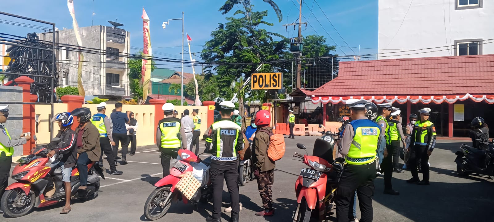 RAZIA KENDARAAN: Satlantas Polres Tarakan memeriksa kelengkapan surat kendaraan. (HRK)