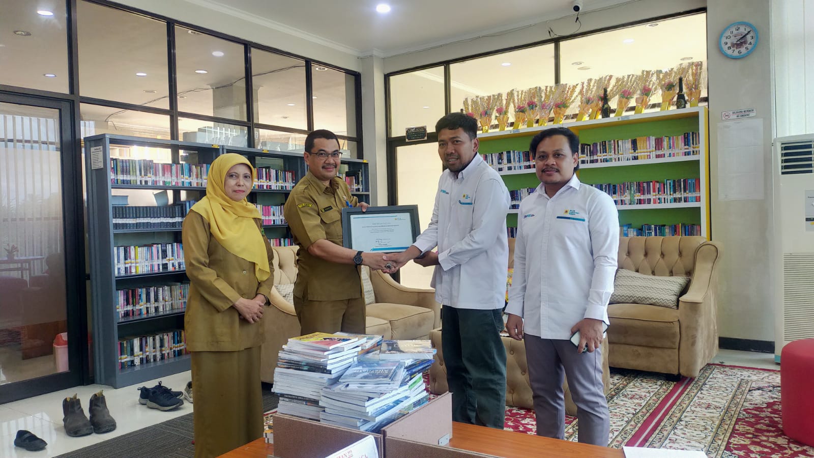 MENDUKUNG: PT PLN IP UBP Berau menyerahkan bantuan ratusan buku beserta rak kepada Dinas Perpustakaan dan Kearsipan Kabupaten Berau. (PT PLN IP UBP BERAU UNTUK BERAU POST)