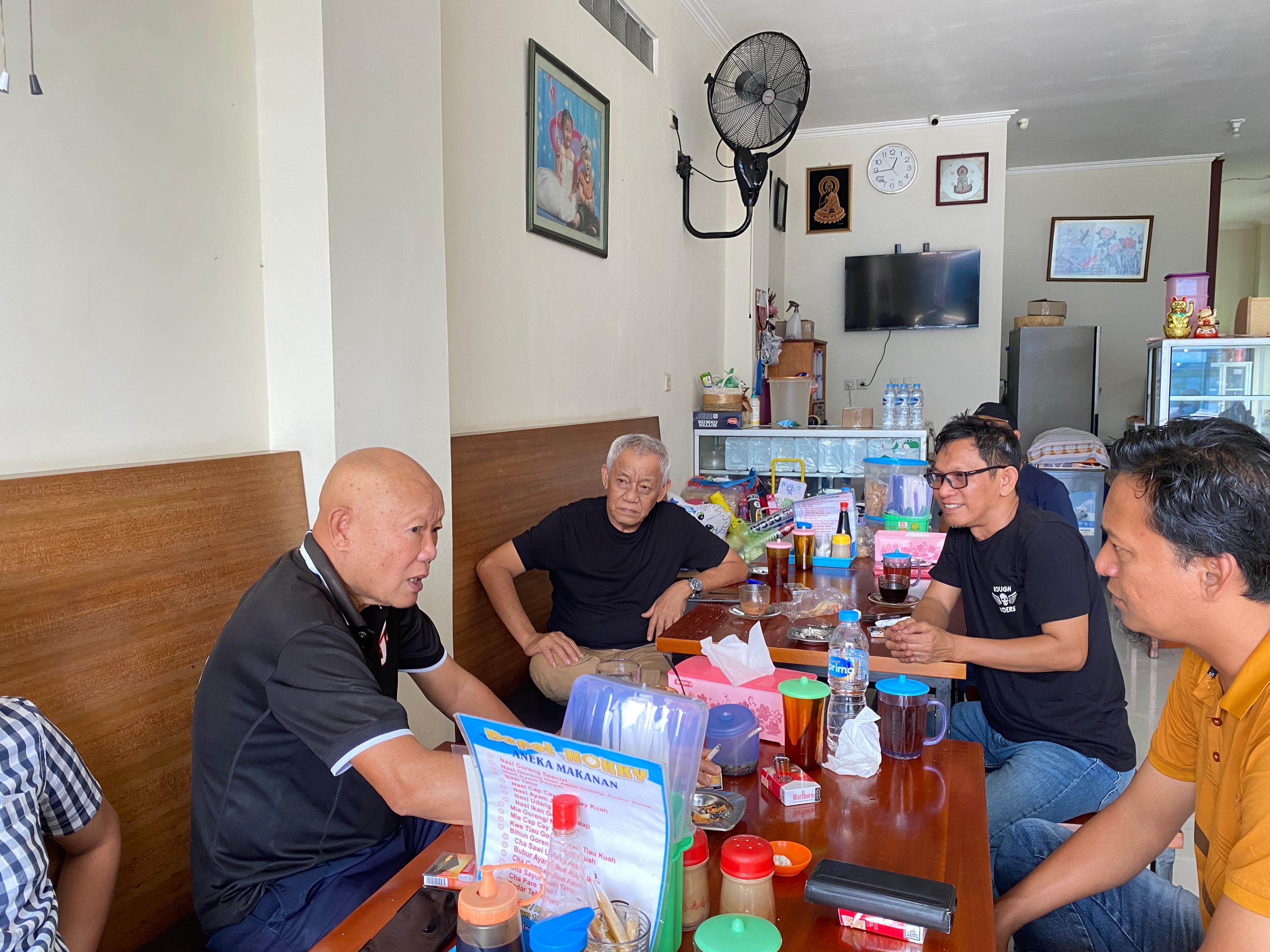 NGOPI SAMBIL DISKUSI: Suasana pertemuan di Warung Hokky bersama Oetomo Lianto dan anggota DPRD Daeng Iccang, kemarin (16/9). (DAENG SIKRA)