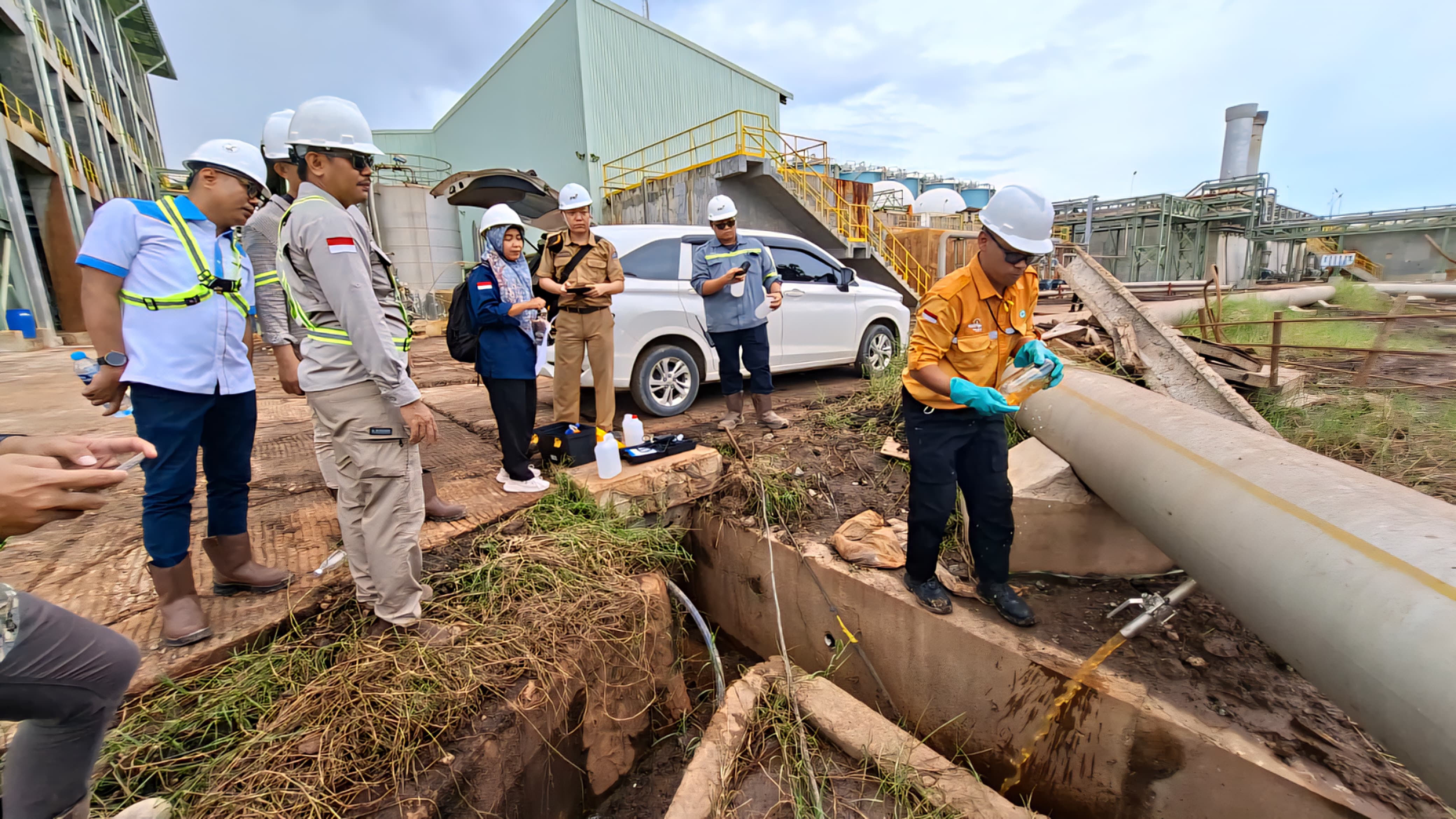 AMBIL SAMPEL. Tim DLH Tarakan mengambil sampel air dugaan limbah di lingkungan PT PRI, Rabu (17/9). (SEPTIAN ASMADI/HRK)