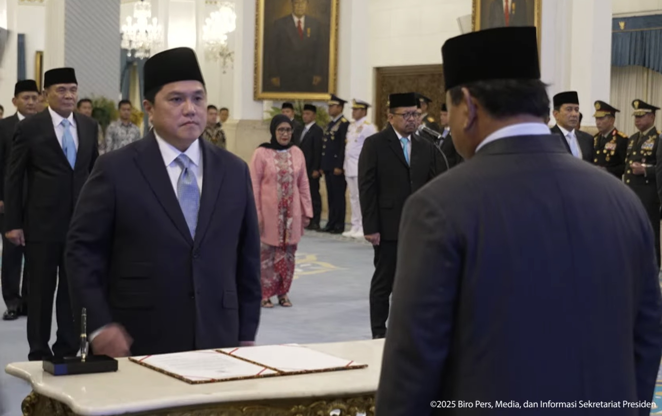 DILANTIK: Presiden Prabowo Subianto melantik Erick Thohir sebagai Menteri Pemuda dan Olahraga (Menpora) di Istana Merdeka, Rabu (17/9). (YOTUBE: SEKRETARIAT PRESIDEN)