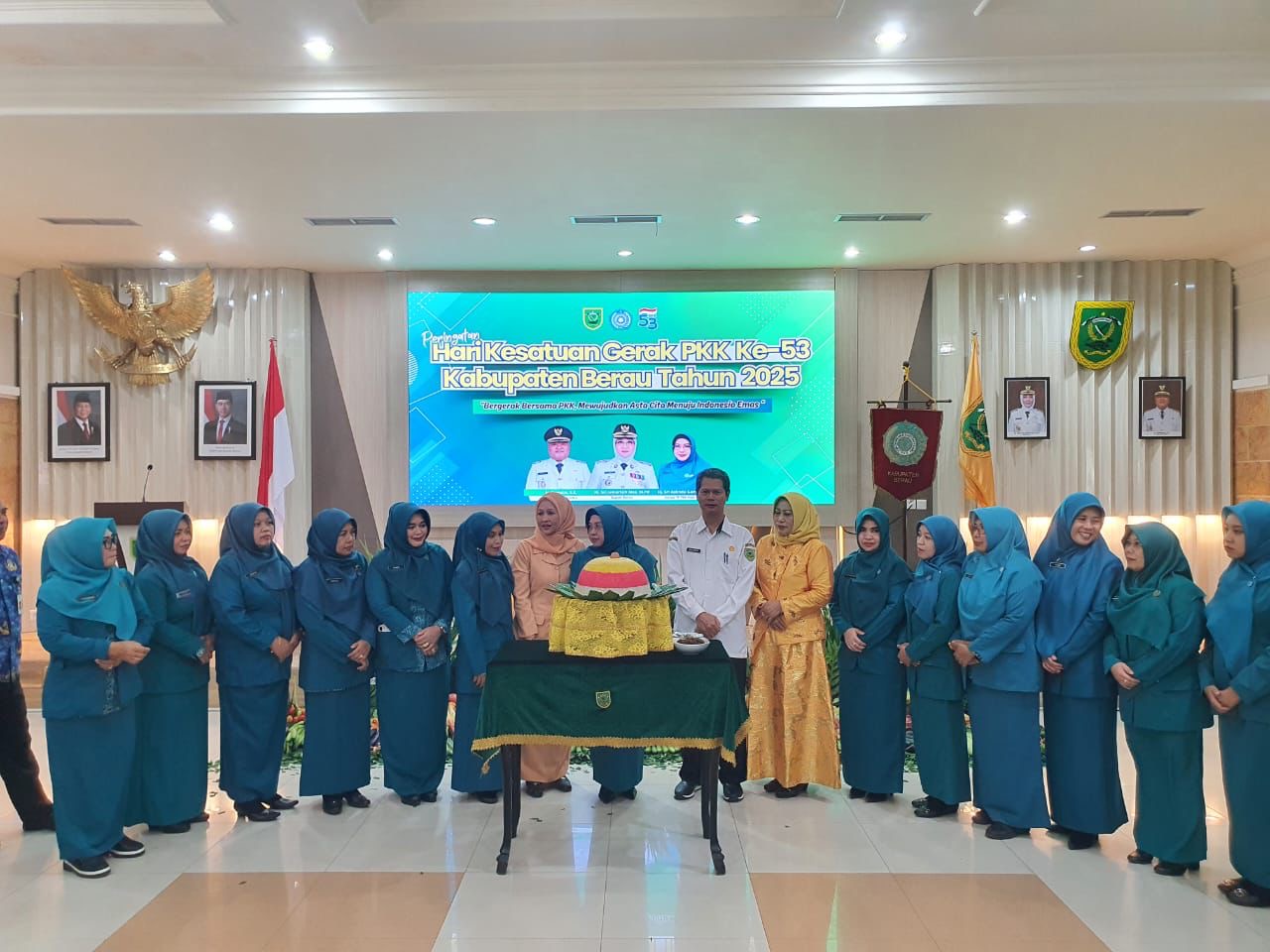 DIRAYAKAN: Peringatan HKG PKK ke-53, tim PKK Berau bersama Staf Ahli Bidang Keuangan dan SDM, Jaka Siswanta ikuti rangkaian kegiatan. (ARTA KUSUMA YUNANDA/BP)