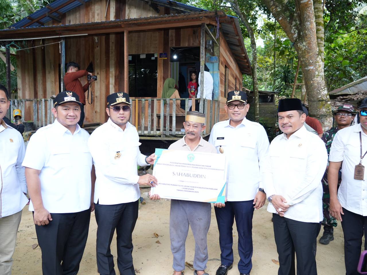 SIMBOLIS: Gubernur Harum menyerahkan secara simbolis bantuan rehabilitasi rumah tidak layak huni kepada salah satu warga Jenebora, PPU. (AHMAD RIYANDI/ADPIMPROV KALTIM)