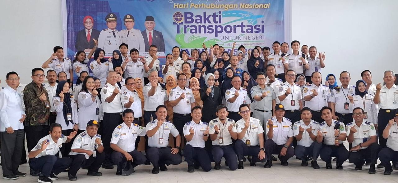 BAKTI TRANSPORTASI: Sekprov Kaltim Sri Wahyuni bersama jajaran perhubungan Kaltim usai upacara peringatan Harhubnas 2025. (ADI SUSENO/ADPIMPROV KALTIM)