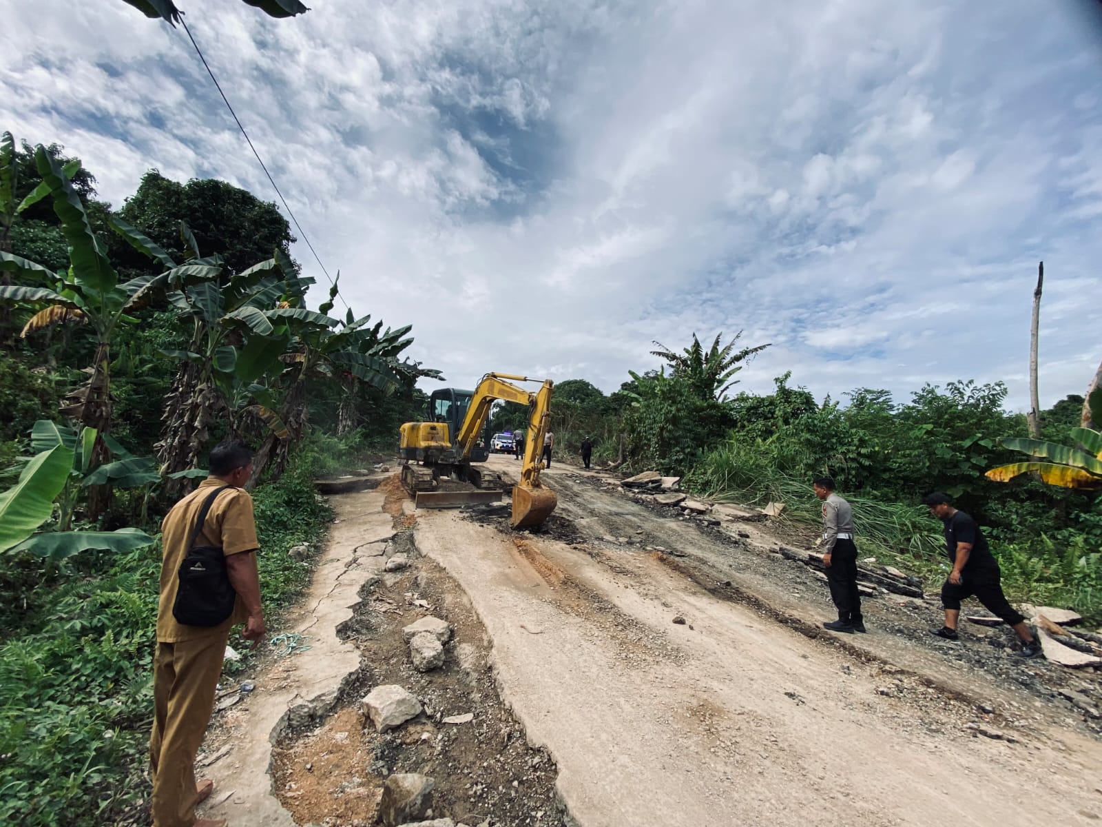 JADI PERHATIAN: Jalan nasional di Kabupaten Berau kerap mengalami kerusakan, hal itu menjadi perhatian Anggota DPRD Kaltim Dapil VI, Makmur HAPK. (BERAU POST)