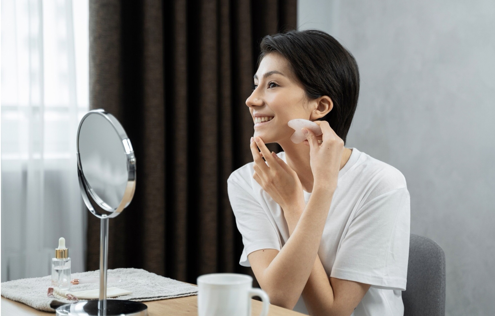Ilustrasi memakai skincare. (Freepik)