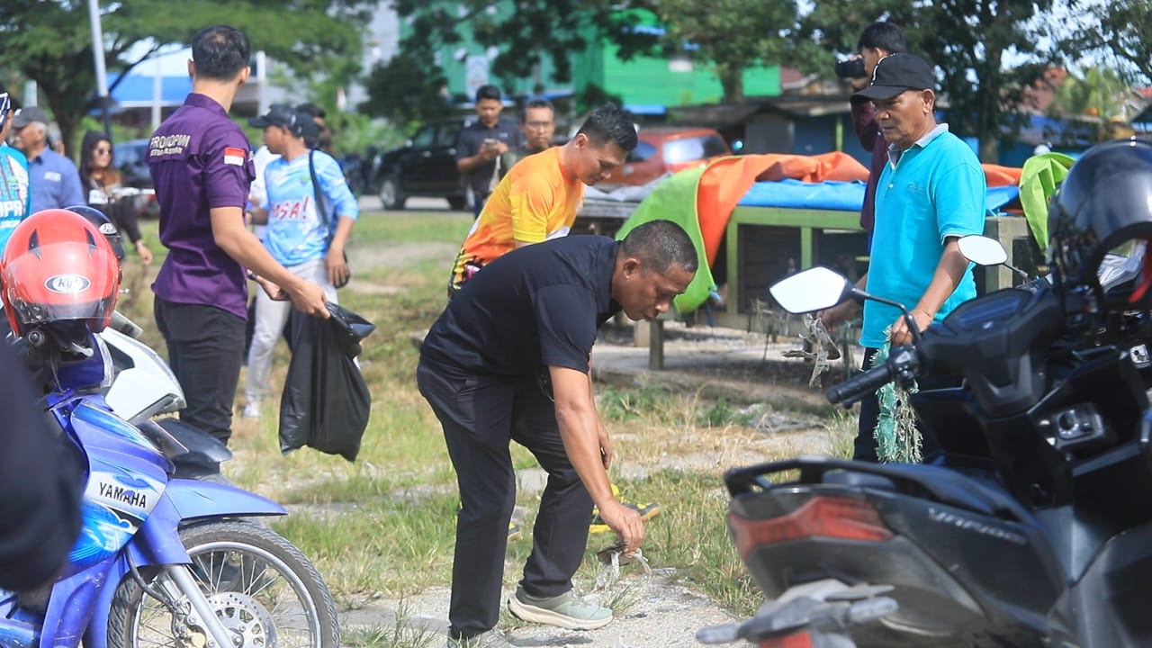 AKSI BERSIH-BERSIH: Bupati Bulungan Syarwani turun ke lapangan ikut kerja bakti di Pasar Induk Tanjung Selor, Jumat (19/9). (PEMKAB BULUNGAN)