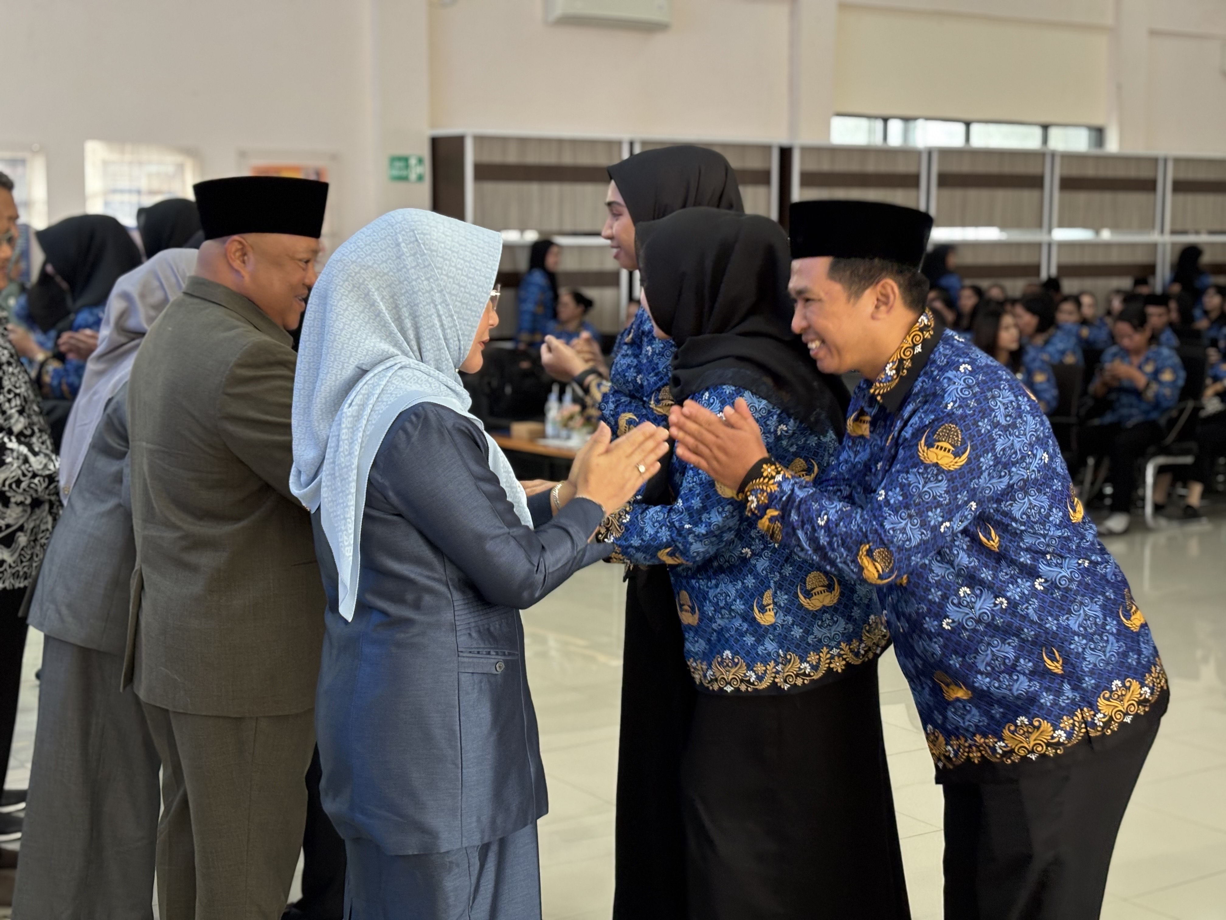 DILANTIK: Ratusan PPPK tahap II bersalaman dengan bupati dan wakil bupati Berau usai dilantik dan diambil sumpah jabatan. (IZZA/BP)