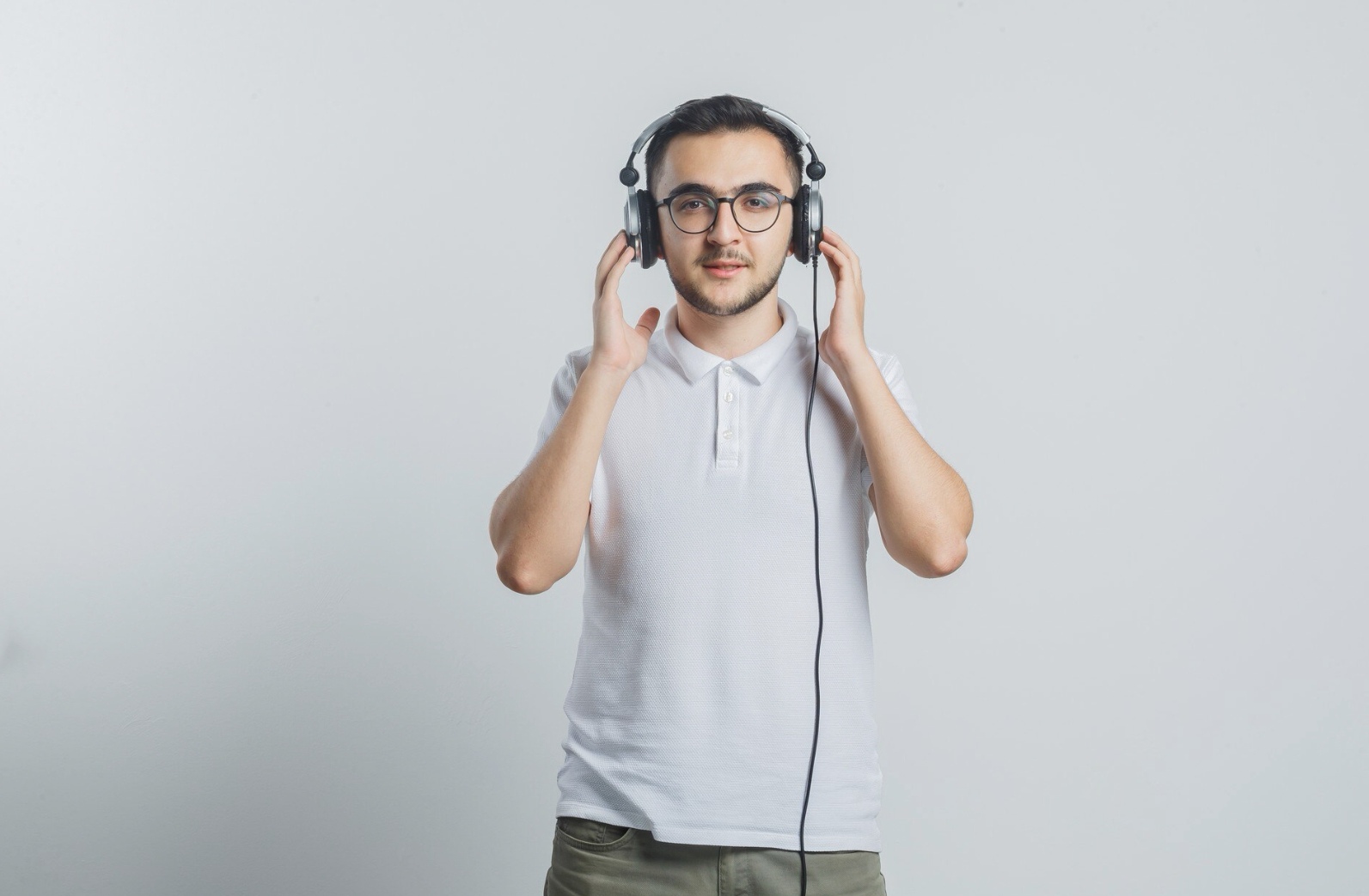 Ilustrasi penggunaan headset. (Freepik)