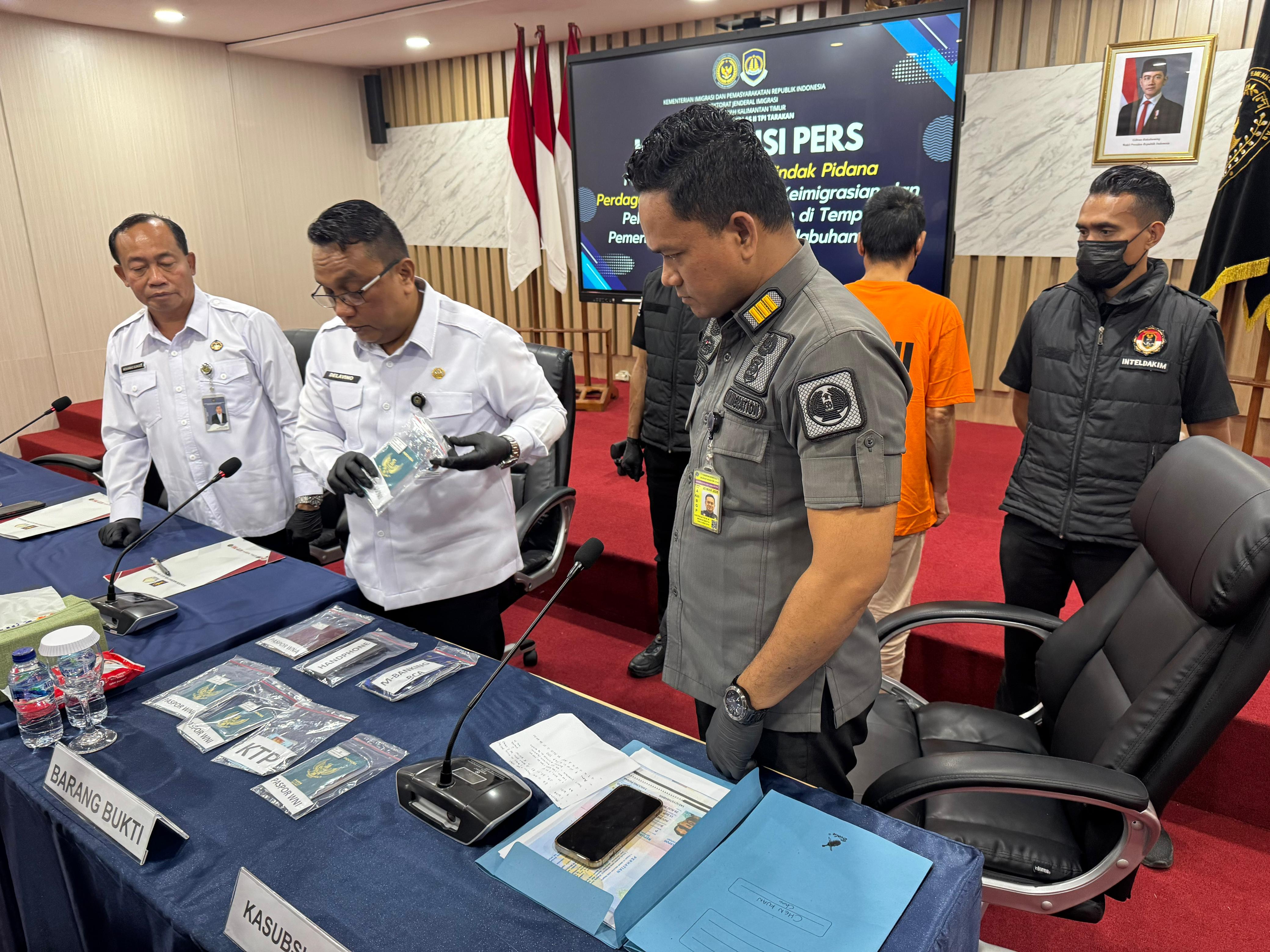 UNGKAP TPPO: Kantor Imigrasi Kelas II TPI Tarakan perlihatkan barang bukti yang diamankan dari perkara TPPO, Sabtu (20/9) lalu. (SEPTIAN ASMADI/HRK)