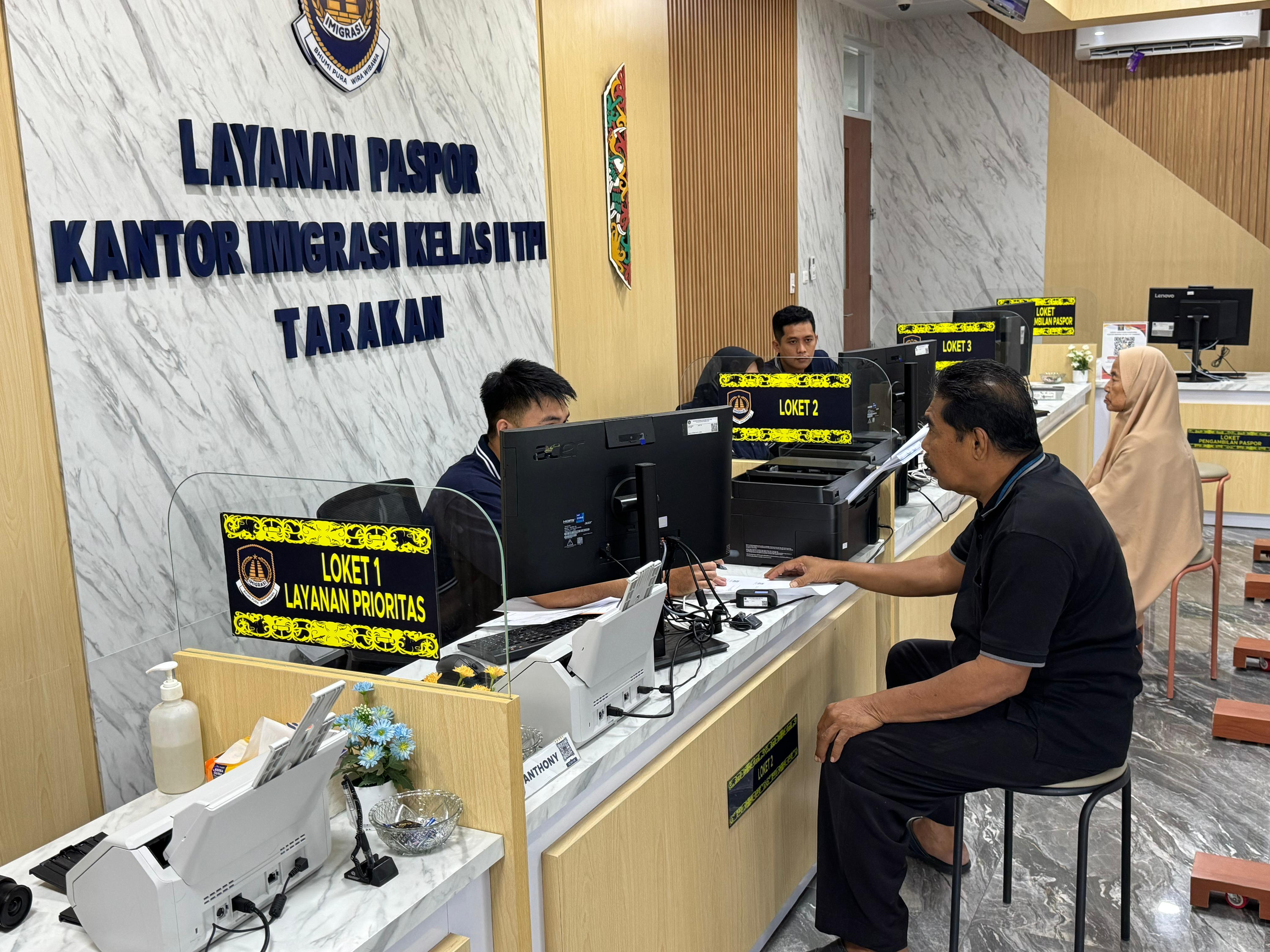 PEMBUATAN PASPOR: Calon jemaah haji mendatangi Kantor Imigrasi Tarakan untuk pembuatan paspor, Sabtu (20/9) lalu. (SEPTIAN ASMADI/HRK)