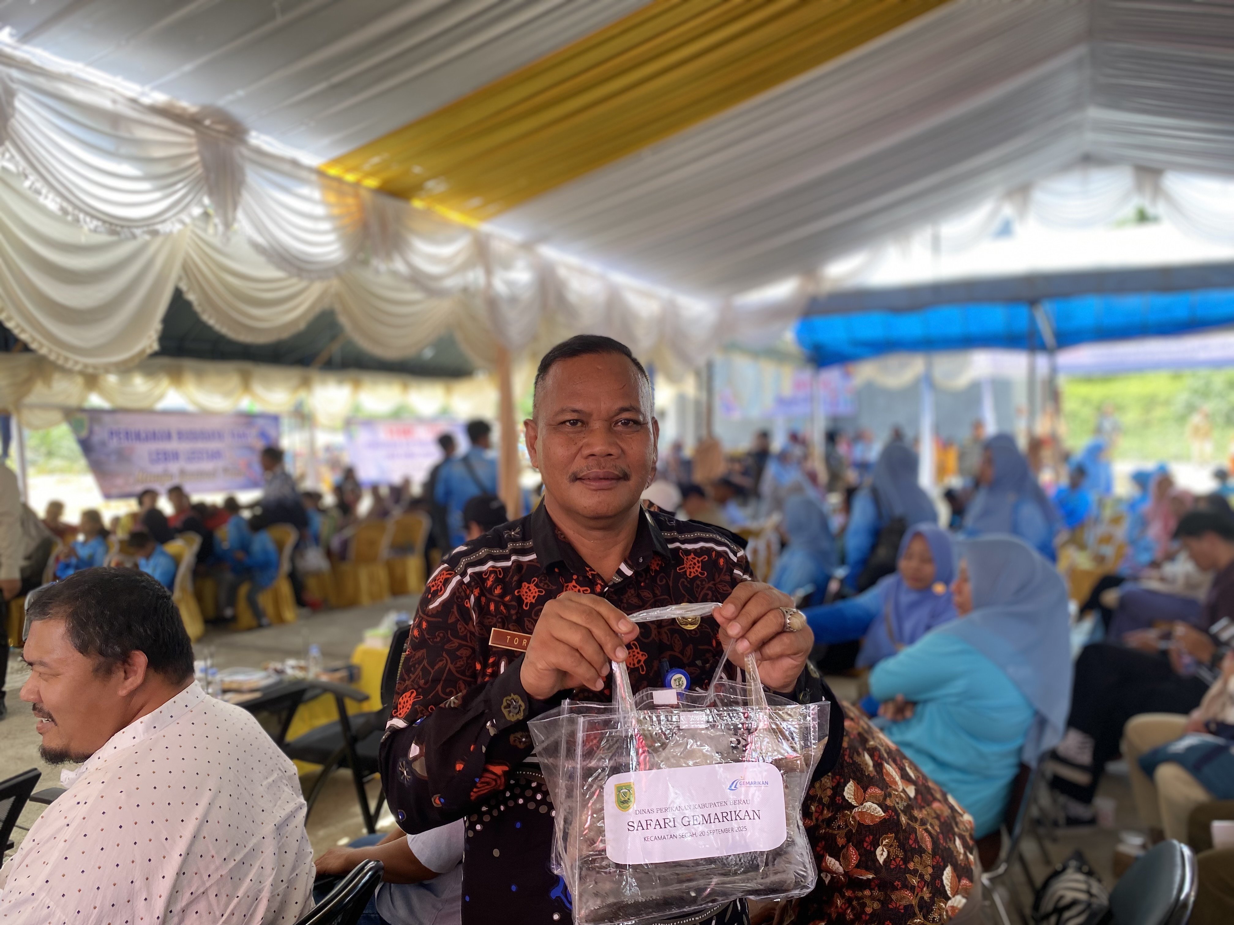 SEMANGAT GEMAR IKAN: Sebagai ganti pelaksanaan Manutunung Jukut, Pemerintah Kabupaten Berau menyalurkan ikan kepada masyarakat Berau, diantaranya kepada masyarakat Segah dan Kelay. (SENO/BP)