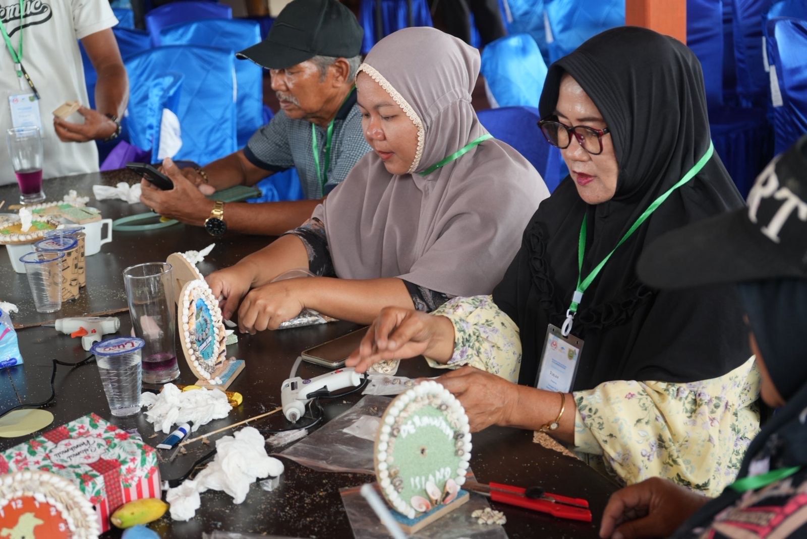 TINGKATKAN SDM: Masyarakat Pulau Derawan mendapat pelatihan suvenir berbahan dasar kerang yang dilaksanakan Dekdanasda dengan bekerja sama Diskoperindag. (DISKOPERINDAG BERAU UNTUK BERAU POST)