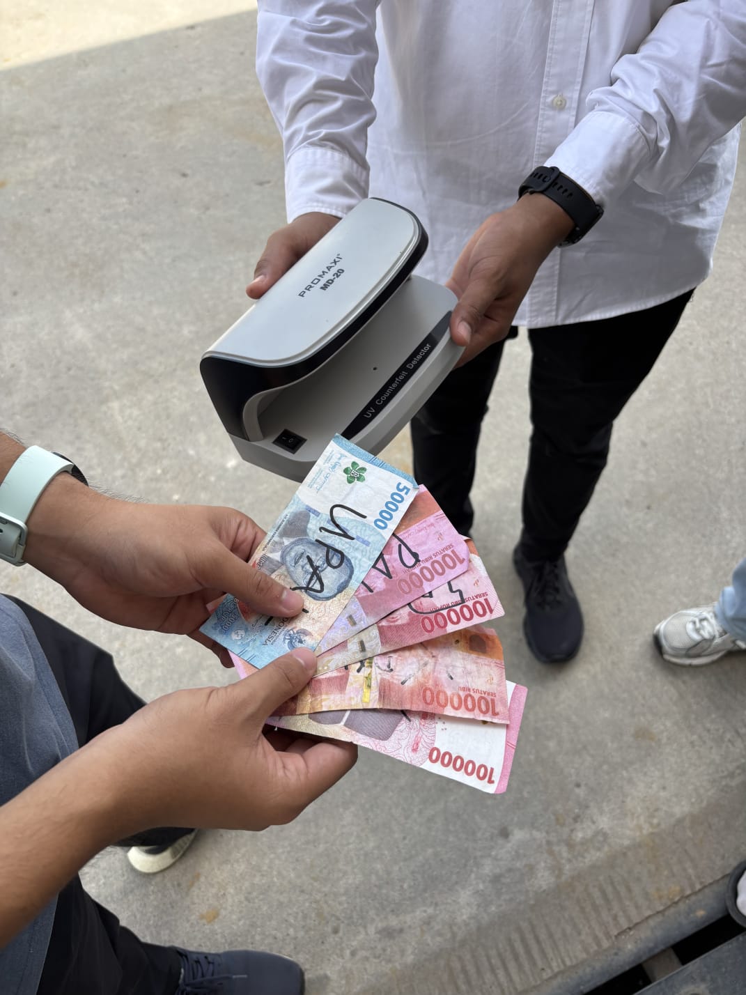 UANG PALSU: Salah satu contoh uang palsu yang ditemukan di salah satu SPBU mencapai ratusan ribu dengan pecahan Rp 50-100 ribu. (IZZA/BP)