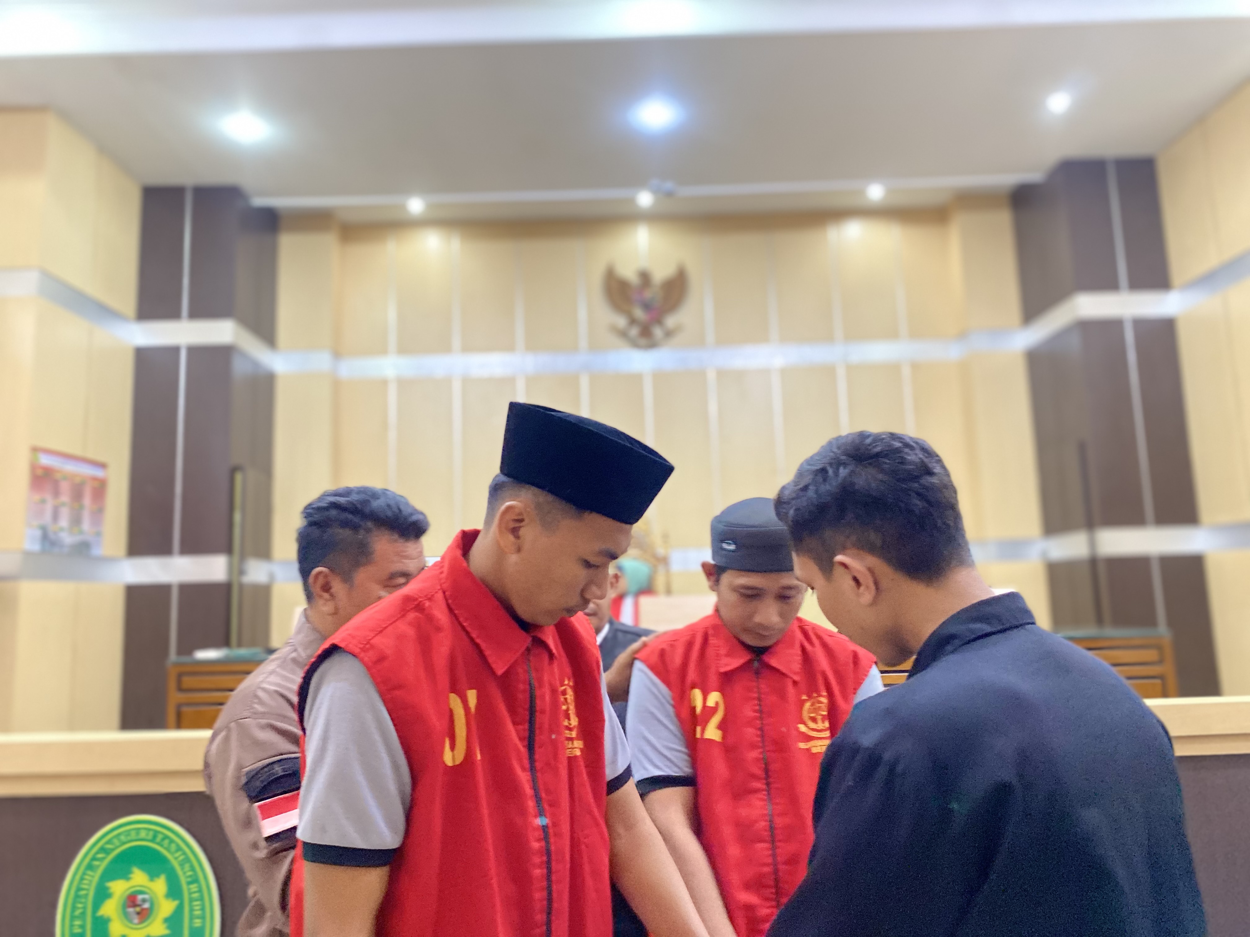 BANDING: Dua terdakwa dalam kasus tindak pidana narkotika dengan barang bukti 21 Kilogram mengajukan banding atas putusan majelis hakim PN Tanjung Redeb beberapa waktu lalu. (SENO/BP)