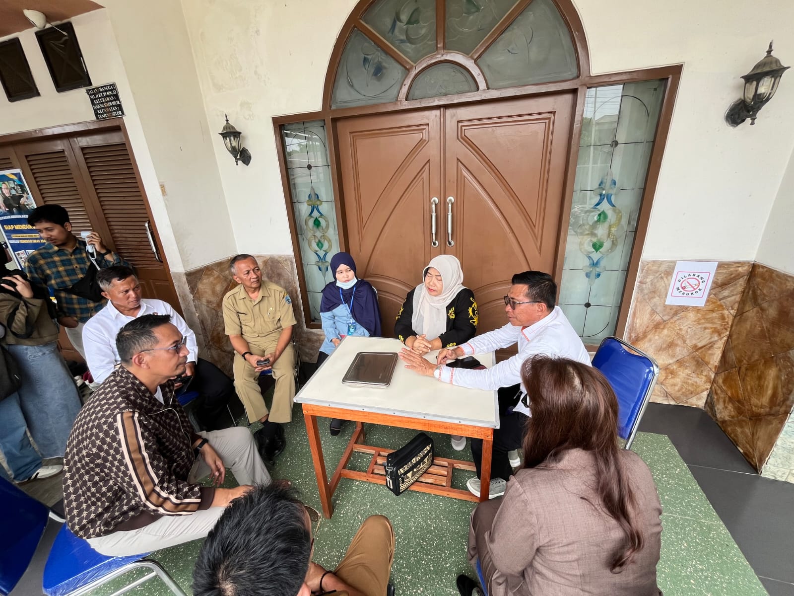 SIDAK: Anggota DPRD Kaltara lakukan sidak ke dapur penyedia program MBG mempertanyakan kualitas makanan yang dikonsumsi siswa. (FAISAL/HRK)