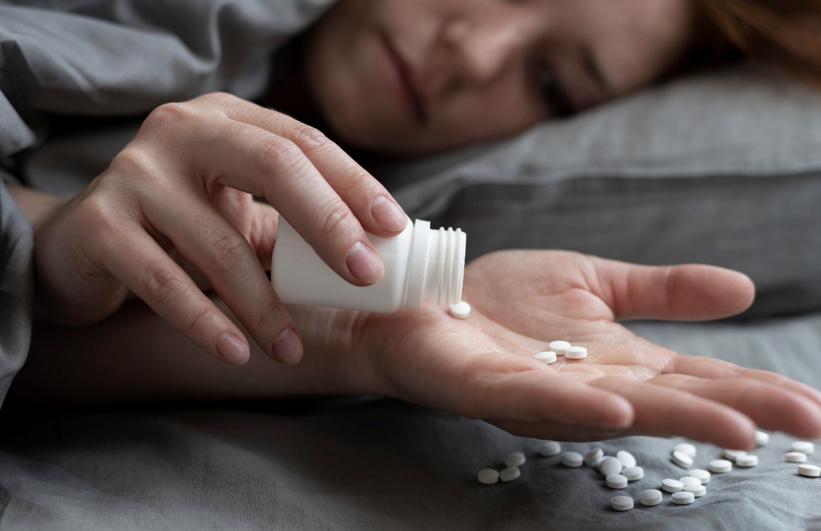 Ilustrasi mengonsumsi obat lebih daripada dosis yang dianjurkan. (Freepik)