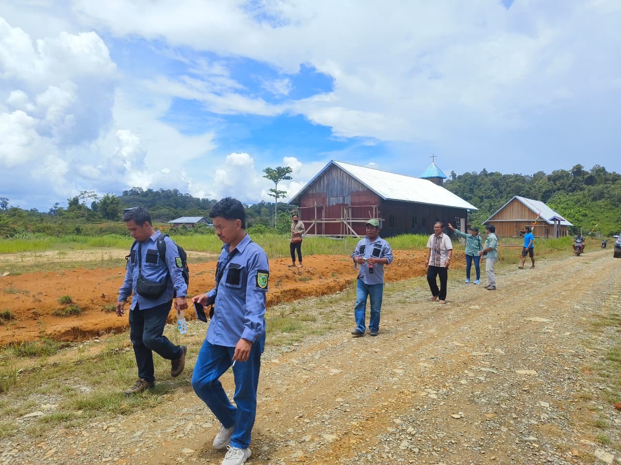 SIAP DIRELOKASI: Disperkim Berau bersama Pemerintah Kampung Long Ayap mempersiapkan relokasi masyarakat ke tempat yang lebih representatif. (DISPERKIM UNTUK BERAU POST)