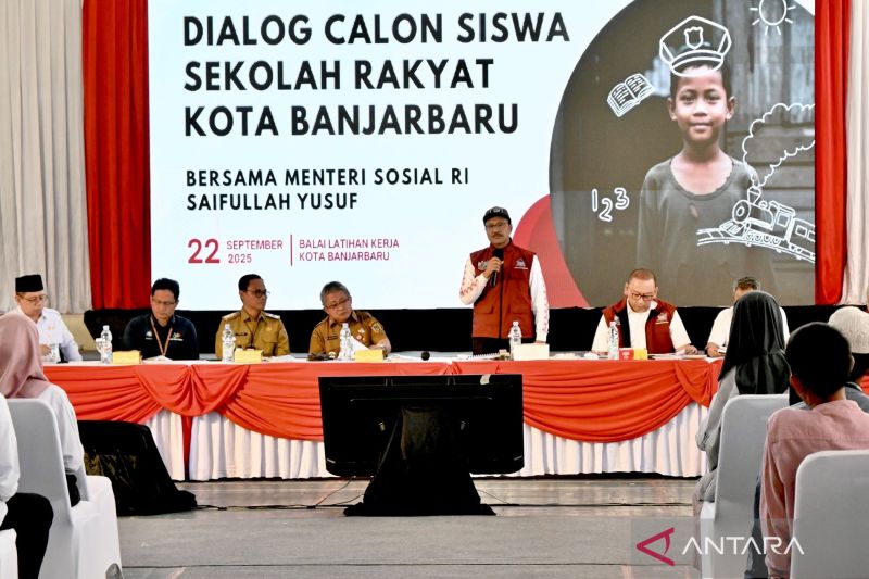 Menteri Sosial (Mensos) RI Saifullah Yusuf (berdiri depan) berdialog dengan para calon siswa Sekolah Rakyat dan orang tua saat kunjungan kerja di Banjarbaru, Kalimantan Selatan, Senin (22/9). (ANTARA)