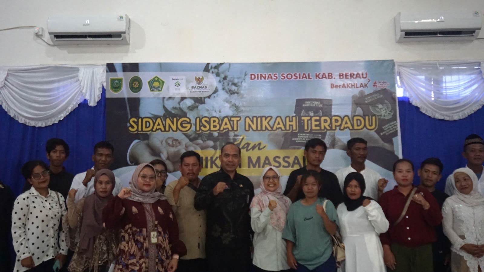 KONTRIBUSI: PT Berau Coal menunjukkan kontribusi nyata ke masyarakat dengan mendukung kegiatan sidang isbat nikah dan nikah massal yang digelar di UPT Kesejahteraan Sosial Berau. (IZZA/BP)