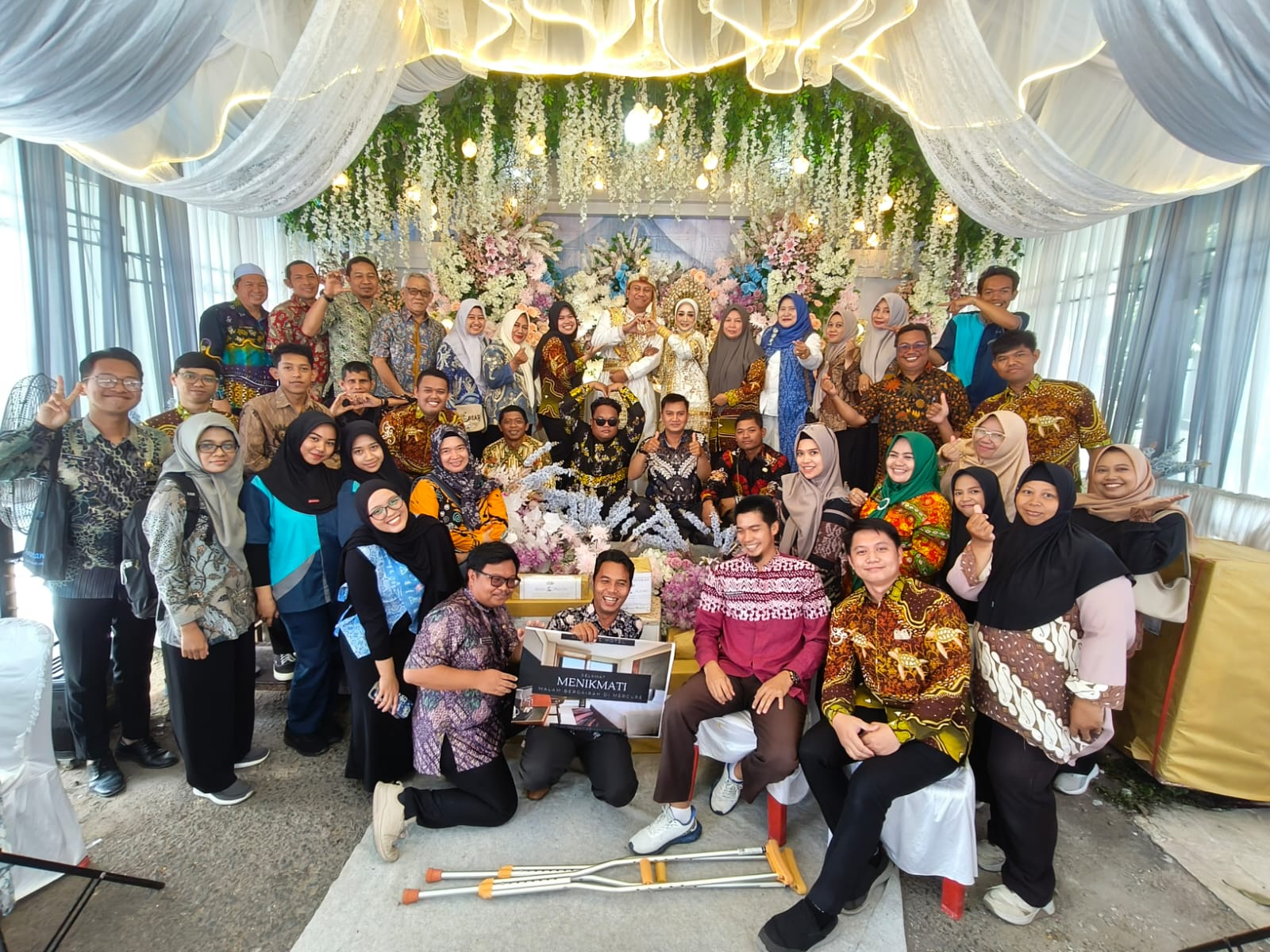 SERU: Foto bersama seluruh ASN dan mantan ASN Disbudpar di acara pesta pernikahan Afna dan Agung. (DOK PRIBADI DAENG SIKRA)