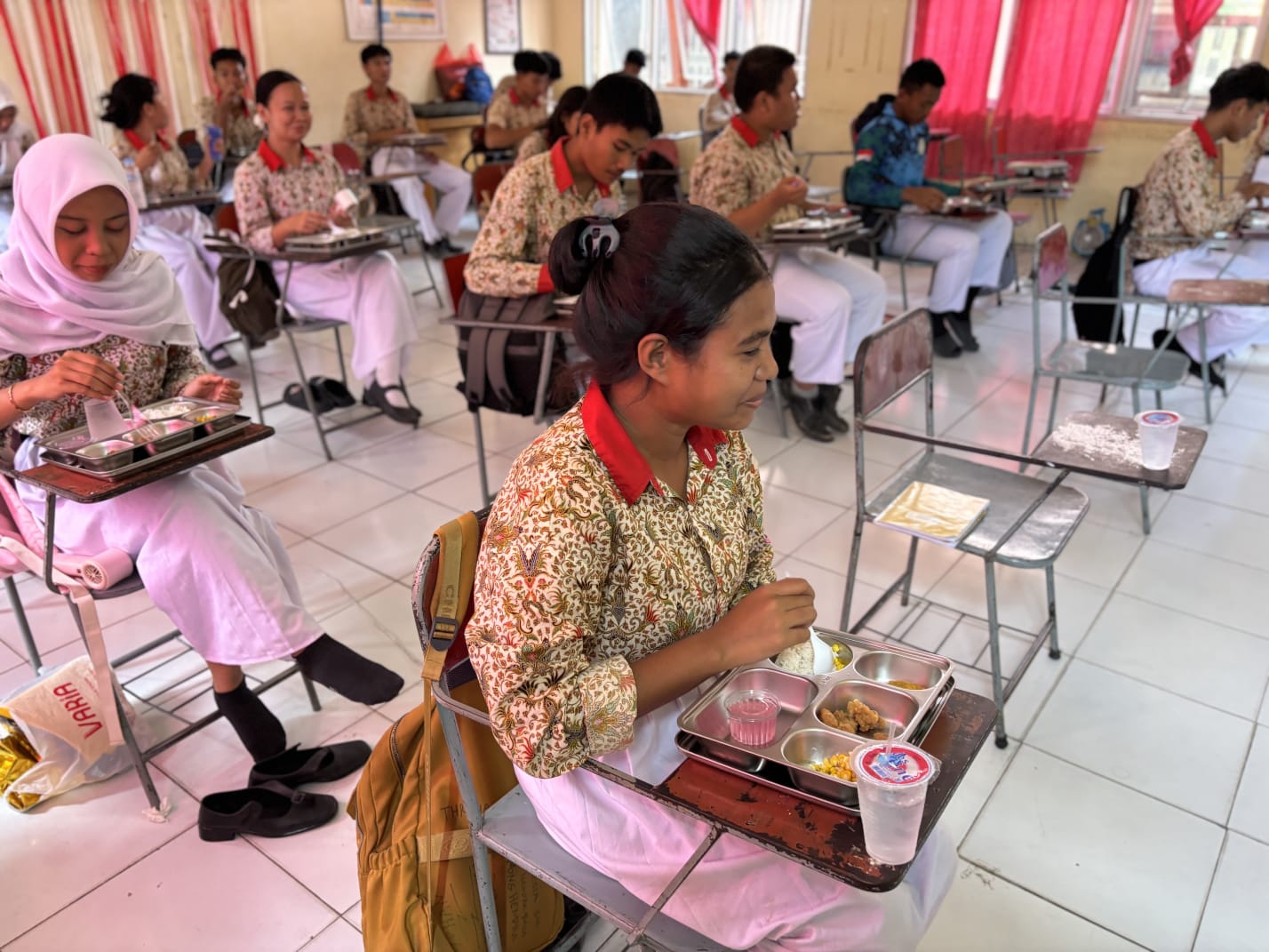 BERJALAN LANCAR: Program MBG yang berada di SMA PGRI Tanjung Redeb berjalan lancar, para siswa nampak sangat menikmati dan merasa terbantu karena bisa menghemat uang jajan. (IZZA/BP)