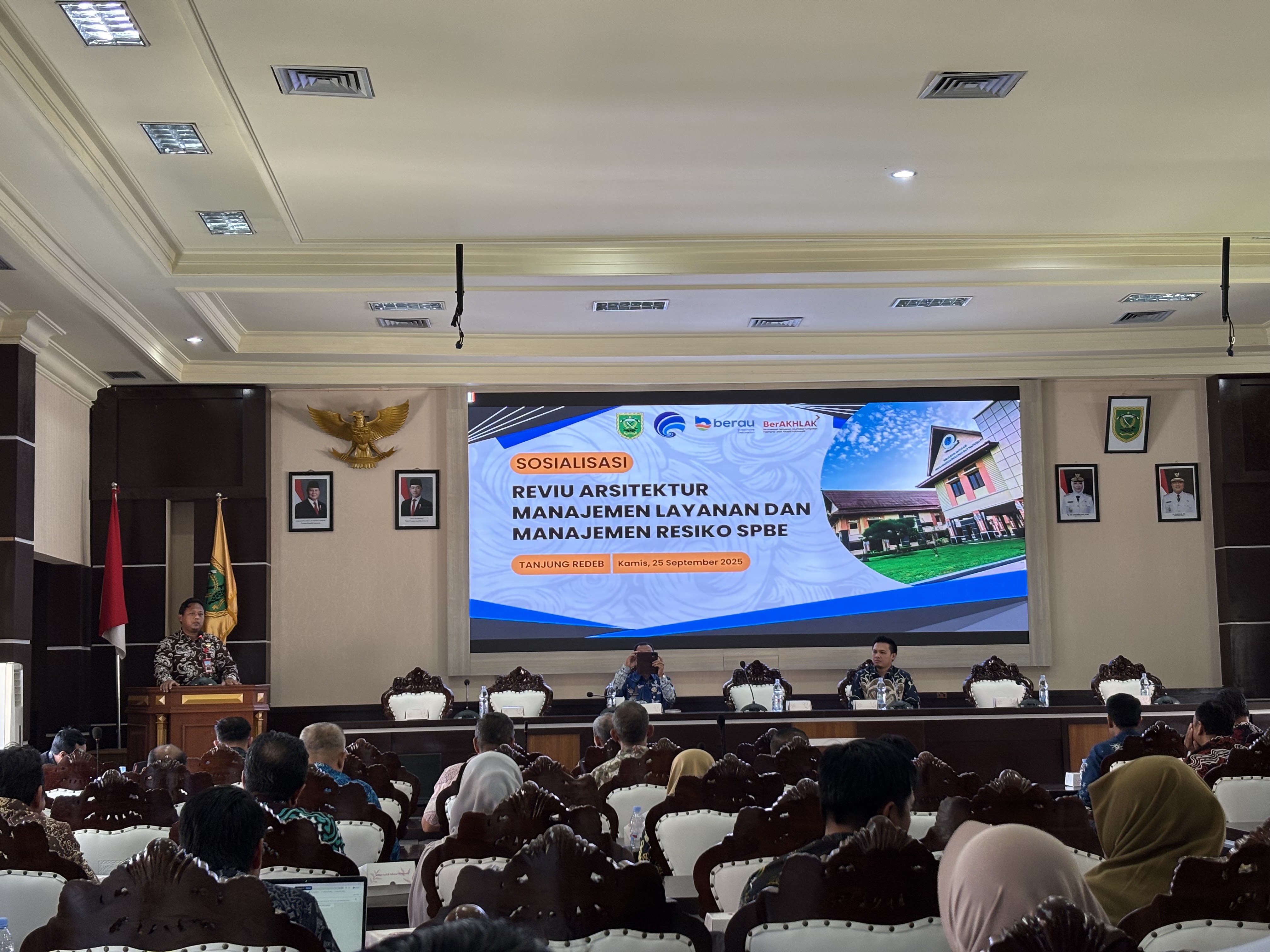 KUATKAN DIGITALISASI: Sosialisasi reviu arsitktur manajemen LAYANAN dan manajemen resiko SPBE, serta pembahasan penggunaan aplikasi CitiGov. (IZZA/BP)
