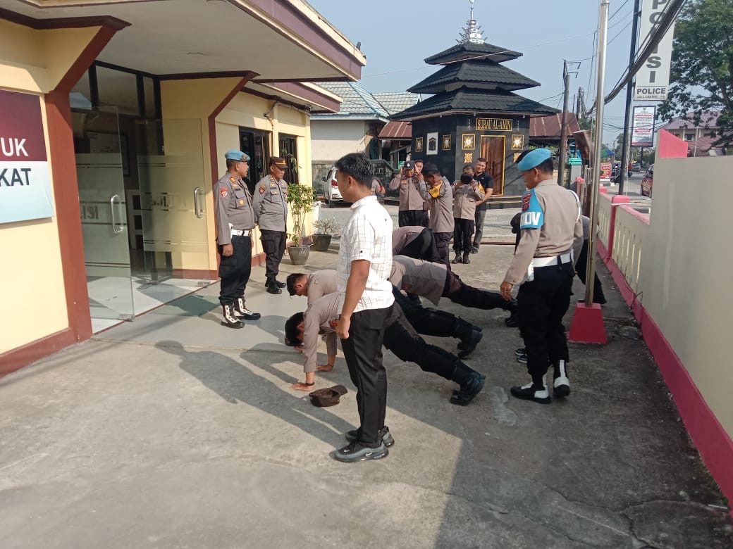 PATUHI ATURAN: Sipropam Polres Berau melakukan pemeriksaan kepada anggota Polsek Sambaliung untuk agar mematuhi aturan. (ARTA KUSUMA YUNANDA/BP)