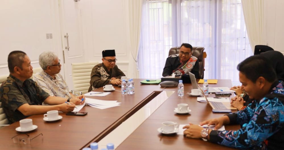KUNJUNGAN: Bupati Kutai Kartanegara dr Aulia Rahman Basri menerima kunjungan dan silaturahmi Kepala DPMPTSP Kukar Alfian Noor Bersama Tim Penilai CSR Award. (DISKOMINFO KUKAR UNTUK BERAU POST)