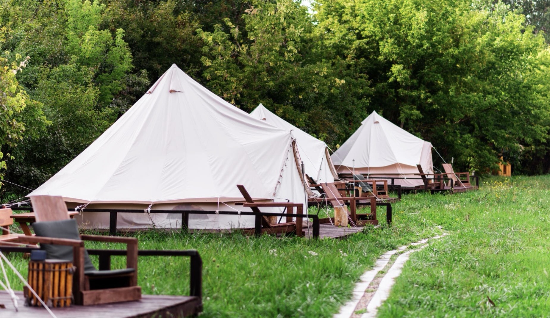 Destinasi liburan glamping camp yang cocok dipilih saat memulihkan kesehatan mental. (Freepik)