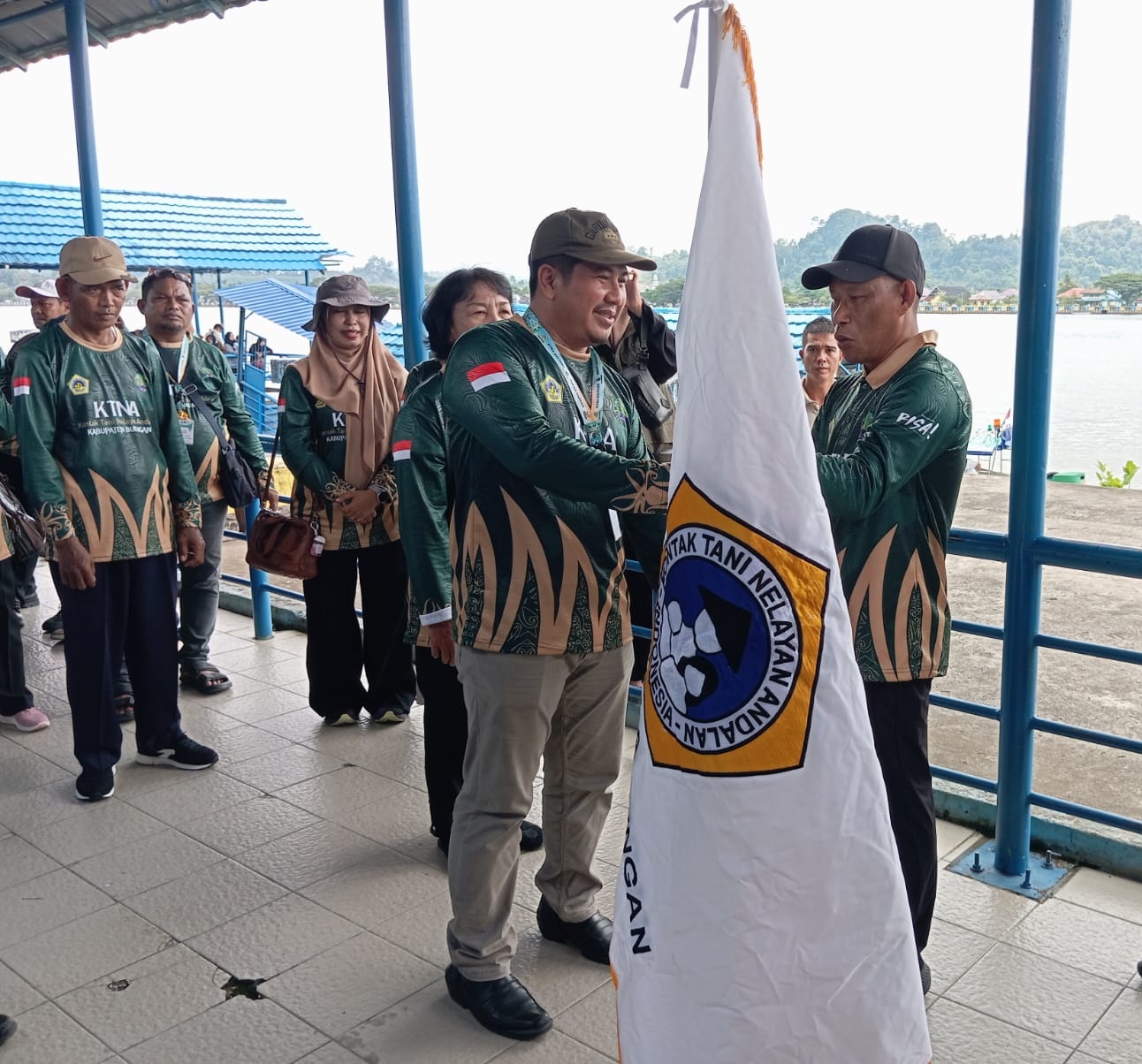 PEKAN DAERAH: Bupati Bulungan Syarwani, S.Pd., M.Si melepas keberangkatan KTNA Bulungan mengikuti Pekan Daerah KTNA Tingkat Provinsi  yang diselenggarakan di  Tarakan, Minggu (28/9). (PEMKAB BULUNGAN)