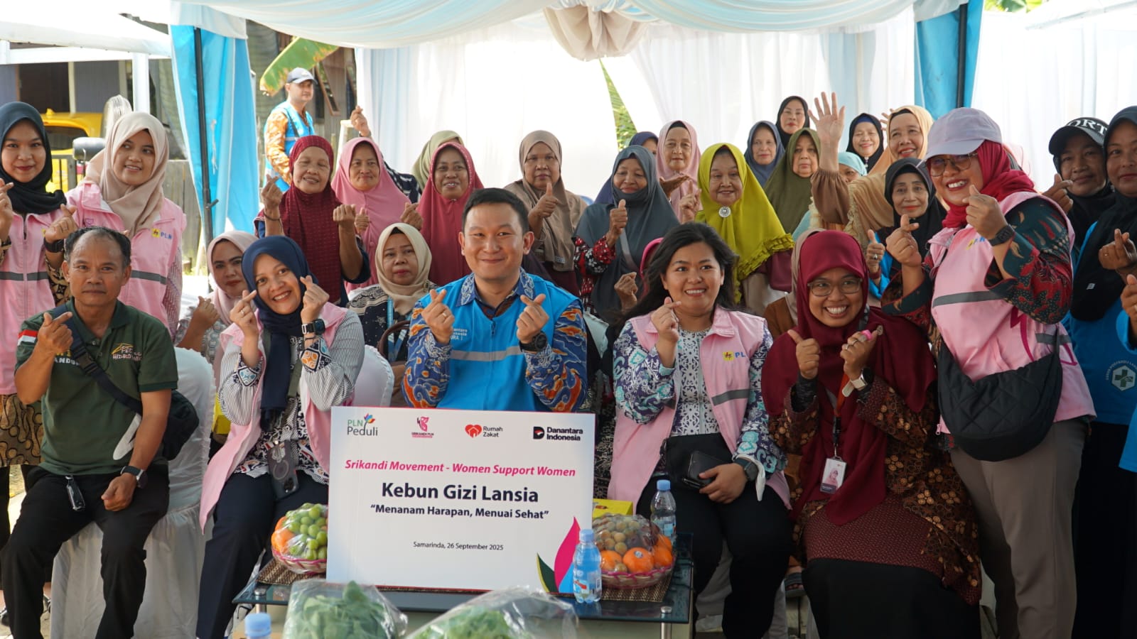RUMAH ZAKAT: Srikandi PLN PT PLN (Persero) UID Kaltimra bersama Rumah Zakat menginisiasi Program Kebun Gizi Lansia di Kelurahan Sempaja Utara, Samarinda. (PT PLN UID KALTIMRA UNTUK BERAU POST)