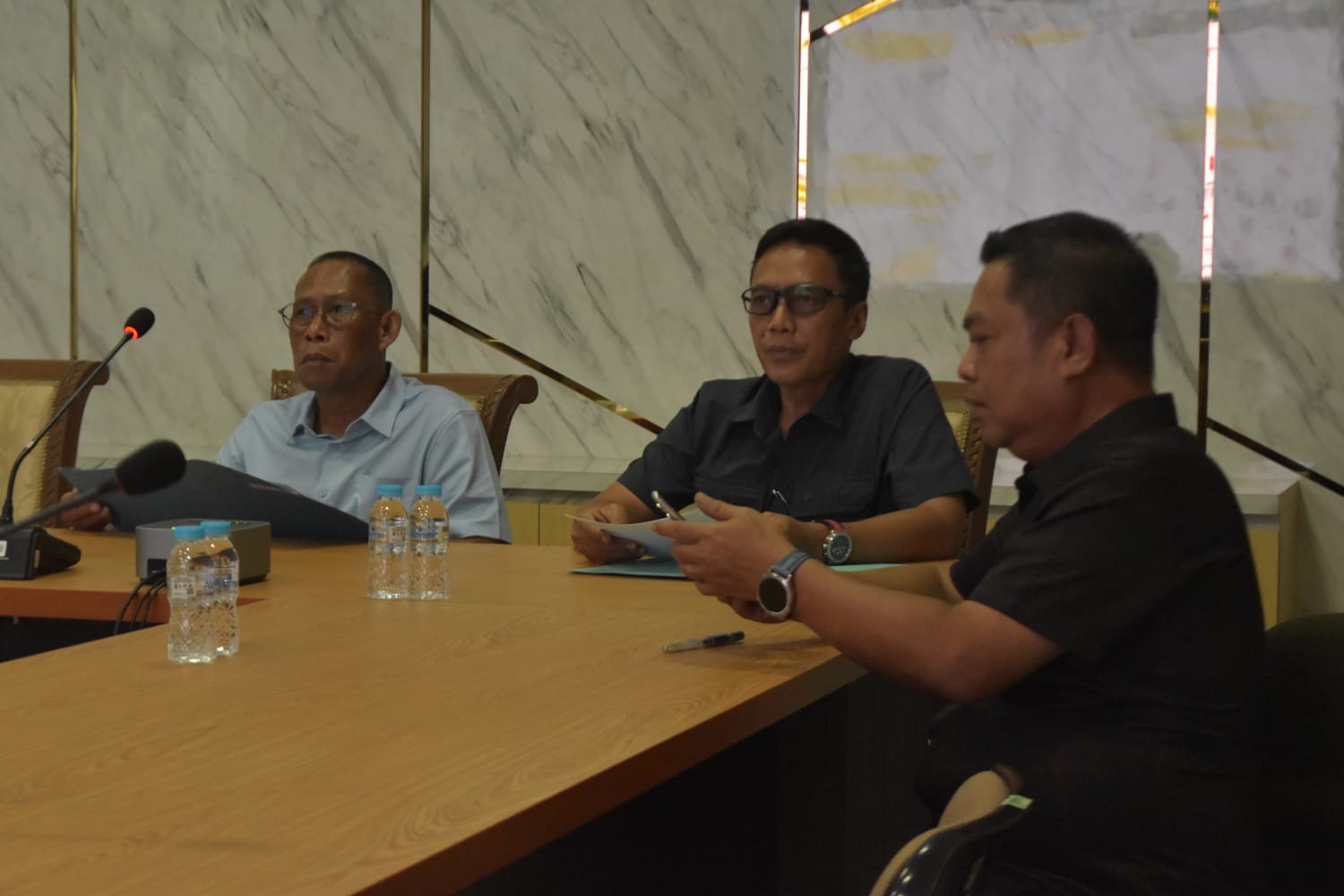 PERSENTASE : Bupati Bulungan Syarwani, S.Pd., M.Si (paling kiri), bersama Sekkab Bulungan, Risdianto, S.Pi., M.Si, mengikuti zoom meeting realisasi pendapatan APBD tahun 2024-2025. (PEMKAB BULUNGAN)