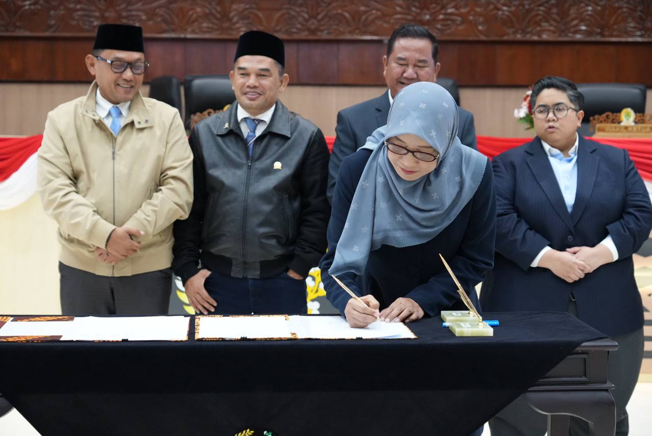SEPAKAT: Wagub Seno Aji dan Sekprov Kaltim Sri Wahyuni bersama unsur pimpinan DRPD Kaltim menyepakati Ranperda Perubahan APBD Kaltim 2025. (FATHUR/ADPIMPROV KALTIM)