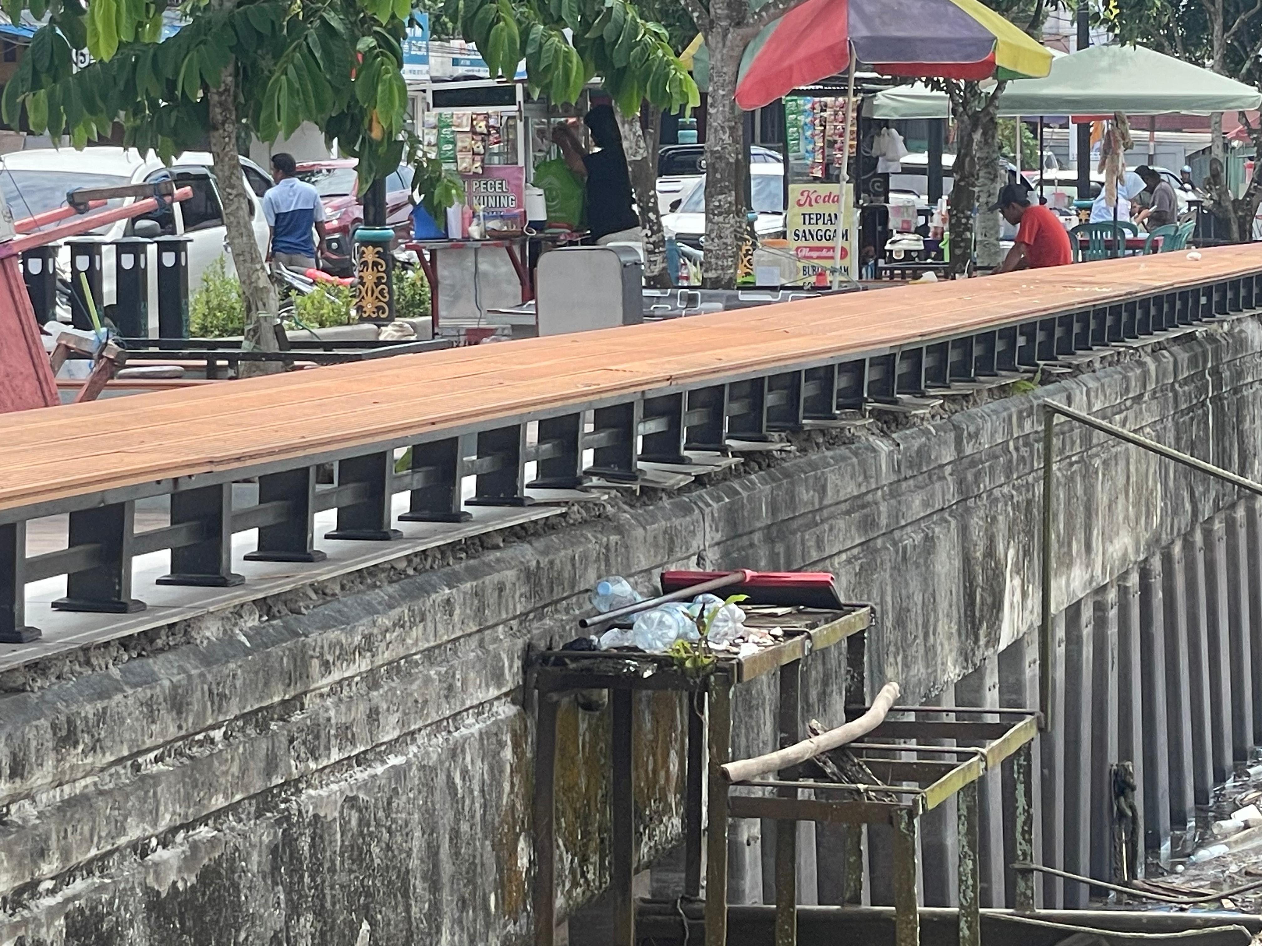 SEGERA DIPERBAIKI: Pemkab Berau melalui DPUPR Berau segera melaksanakan revitalisasi pada fasilitas umum kawasan pedestrian Tepian Sungai Segah. (SENO/BP)