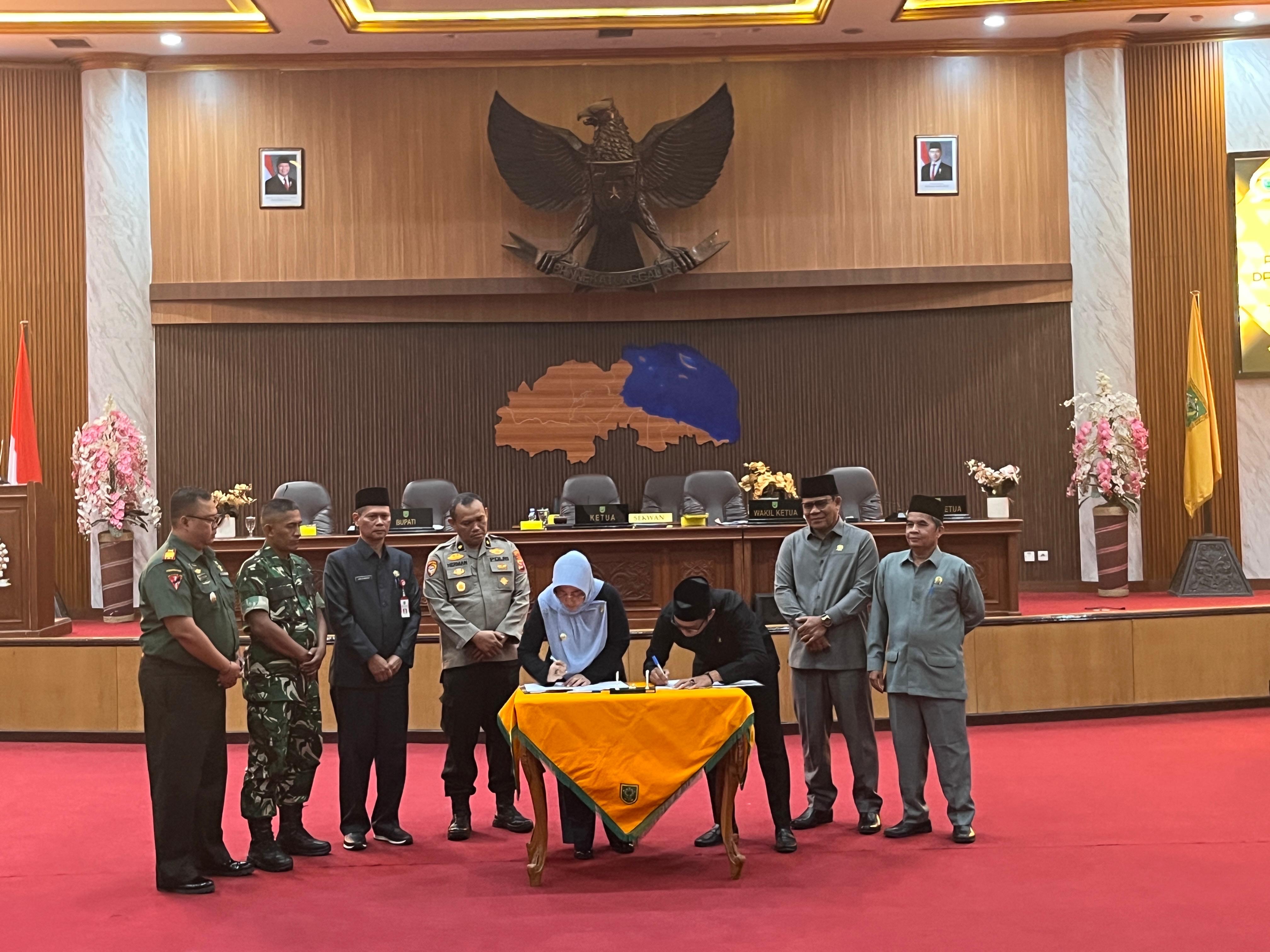 DITANDATANGANI: Penandatanganan persetujuan bersama Raperda tentang Perubahan APBD Tahun Anggaran 2025 Ketua DPRD Berau, Dedy Okto Nooryanto dan Bupati Berau, Sri Juniarsih, Senin (29/9). (IZZA/BP)