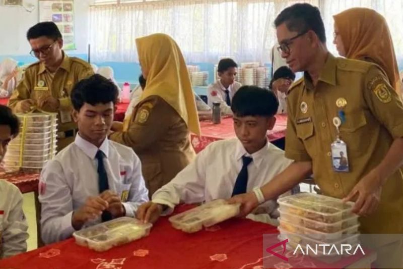 Para siswa di Kota Banjarmasin saat menikmati makanan dari program makanan bergizi gratis (MBG) dari Presiden Prabowo Subianto tahun 2025. (ANTARA/Sukarli))
