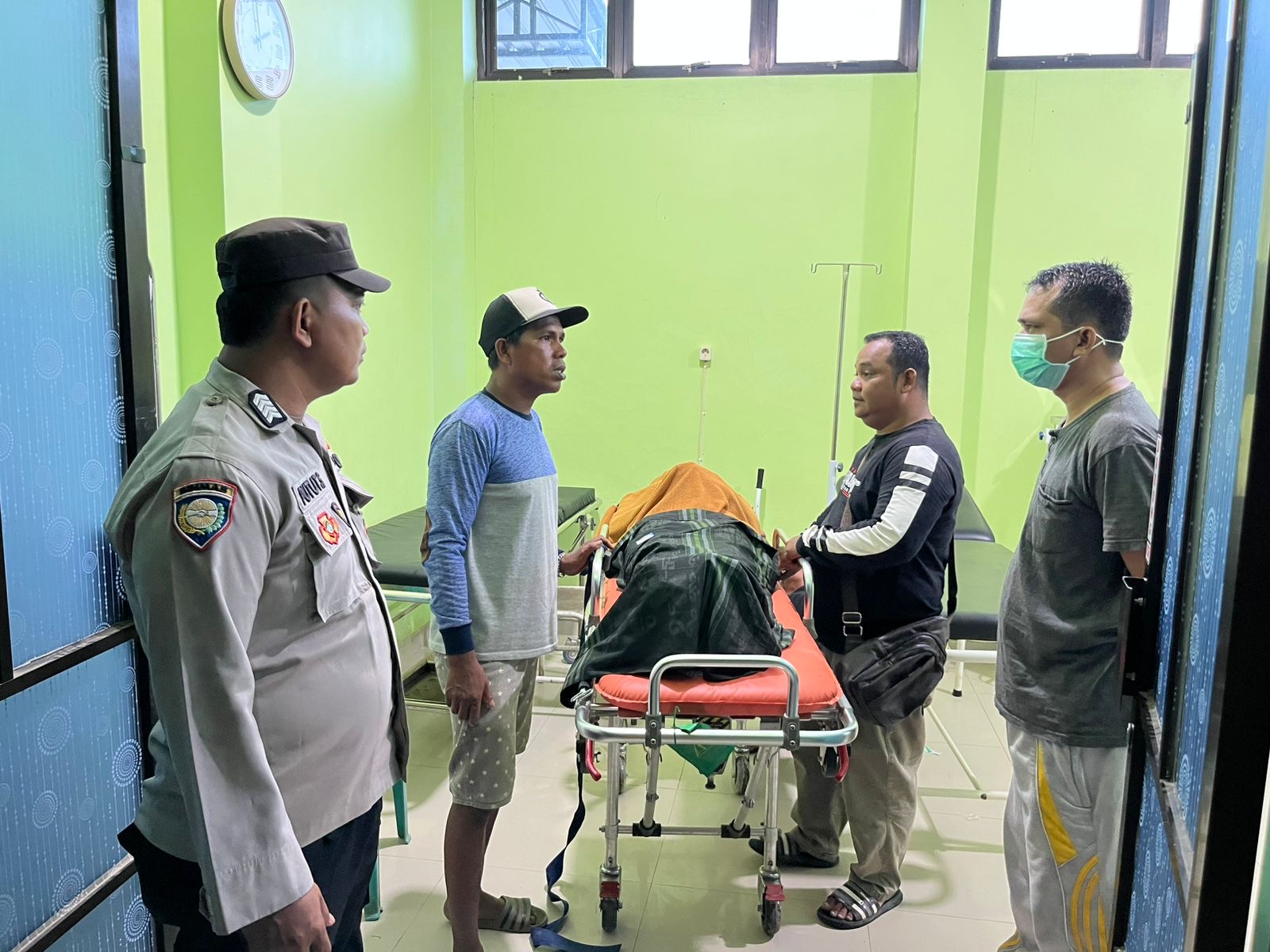 EVAKUASI: Jenazah YU saat dilarikan ke Puskesmas Tubaan, Kecamatan Tabalar. (SURADI UNTUK BERAU POST)