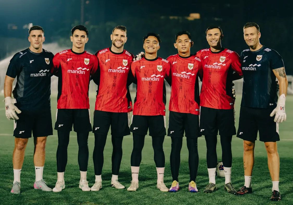 Emil Audero, pelatih kiper Timnas Indonesia Sjoerd Woudenberg, Maarten Paes, Nadeo Argawinata, dan Ernando Ari. (Instagram/@sjoerd_woudenberg)