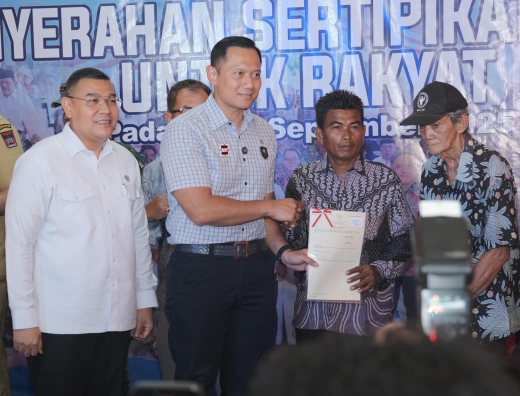 SERTIFIKASI: Menteri Koordinator Bidang Infrastruktur dan Pembangunan Kewilayahan, Agus Harimurti Yudhoyono  menyerahkan sertifikat tanah ulayat/ tanah masyarakat hukum adat di Kota Padang. (ATR/BPN)