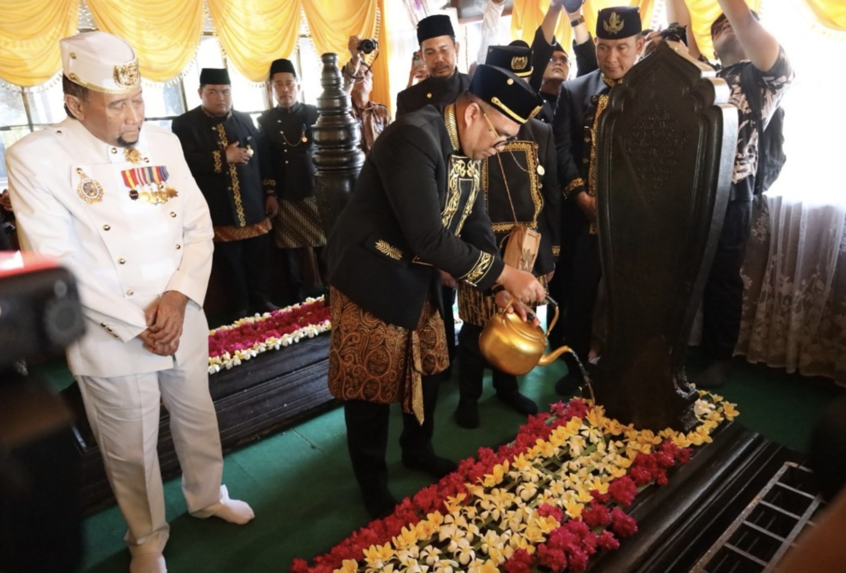 TABUR BUNGA: Bupati Kutai Kartanegara dr Aulia Rahman Basri melakukan prosesi tabur bunga dan penyiraman air doa di Makam Aji Imbut, pendiri Kota Tenggarong. (DISKOMINFO KUKAR UNTUK BERAU POST)