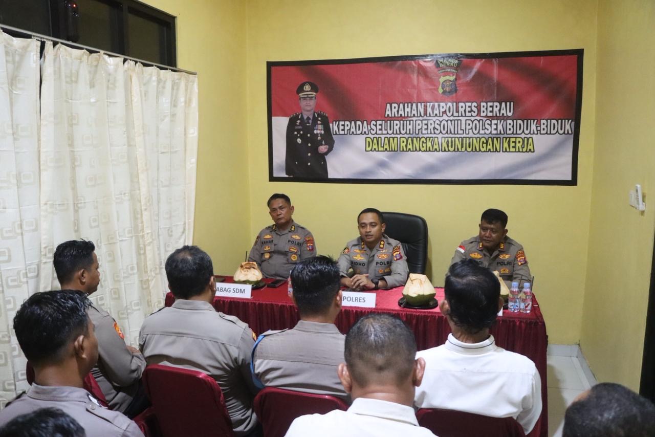 TEKAN KAMTIBMAS: Kapolres Berau AKBP Ridho Tri Putranto saat melakukan kunjungan di Polsek Bidukbiduk kemarin. (ARTA KUSUMA YUNANDA/BP)