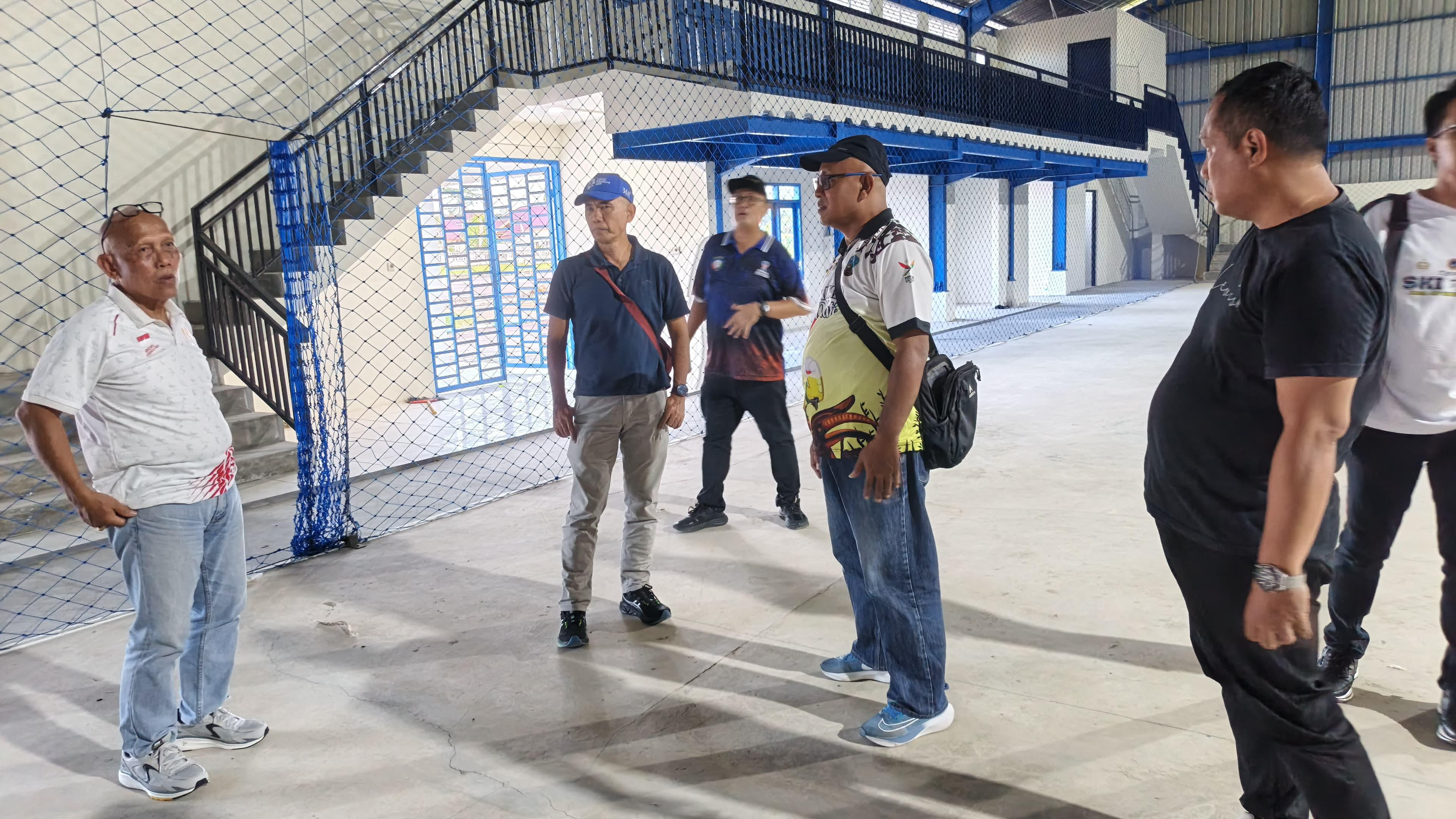 TINJAU VENUE: Wakil Ketua I KONI Kaltara Wiyono Adhie (kiri) meninjau venue persiapan Porprov II Malinau. (HRK)