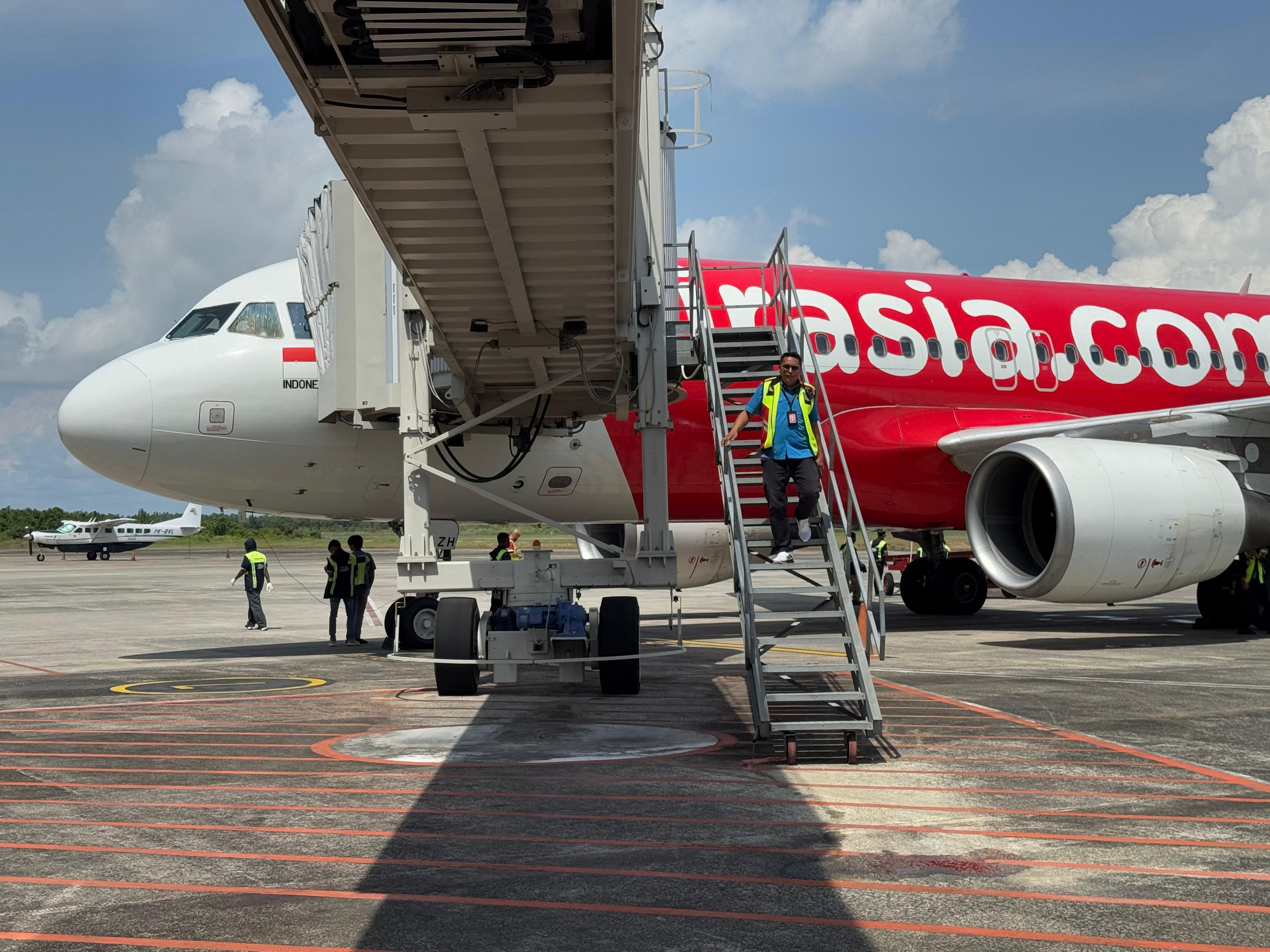 RUTE BARU: Maskapai Air Asia usai mendarat di Bandara Internasional Juwata Tarakan, Rabu (1/10). (SEPTIAN ASMADI/HRK)