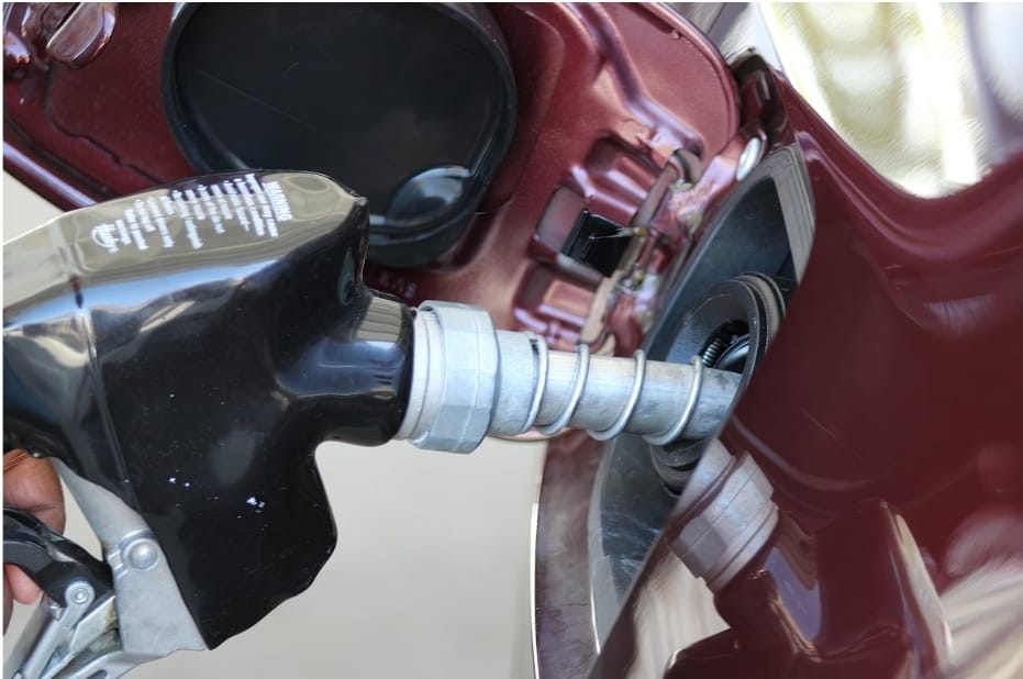 Ilustrasi pengisian BBM - SPBU swasta batal beli base fuel dari pertamina. (Unsplash/dpreachdawn)