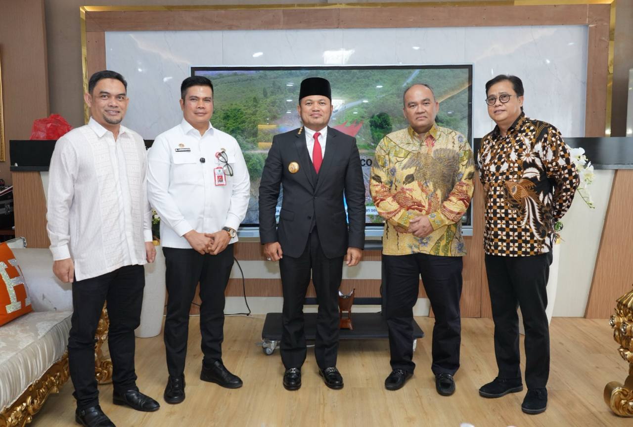 PASTIKAN AMAN: Gubernur Harum dan CEO PT KPC Muhammad Rudy, General Manager External Affairs & Sustainable Development Wawan Setiawan dan Kepala ESDM Kaltim Bambang Arwanto.(HUDAIS PT/ADIMPROV KALTIM)