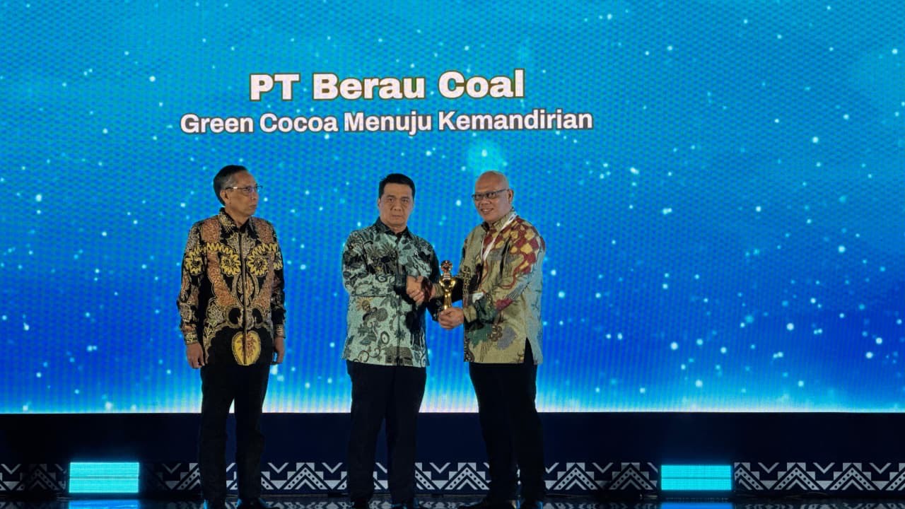 RAIH PENGHARGAAN: PT Berau Coal meraih empat penghargaan pada CSR & PDB Award 2025, berkat program pemberdayaan masyarakat dan desa berkelanjutan. (PT BERAU COAL UNTUK BERAU POST)