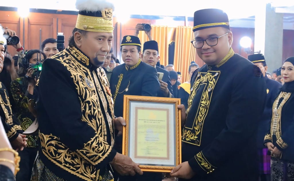 DIANGGAP BERJASA: Bupati Kukar dr Aulia Rahman Basri dan Wabup Kukar Rendi Solihin menerima gelar dari Sultan Kutai Kartanegara ing Martadipura ke XXI Adji Muhammad Arifin. (DISKOMINFO KUKAR UNTUK BP)